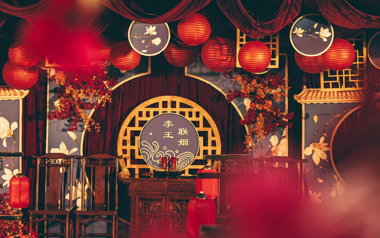 15800室内红蓝撞色系中式婚礼喜庆风格