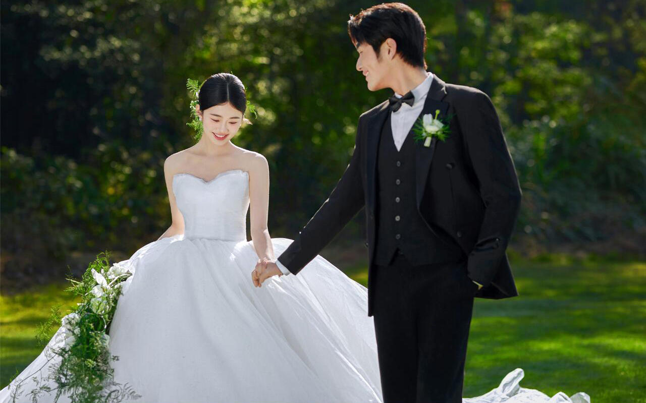清新治愈森系草坪婚紗照