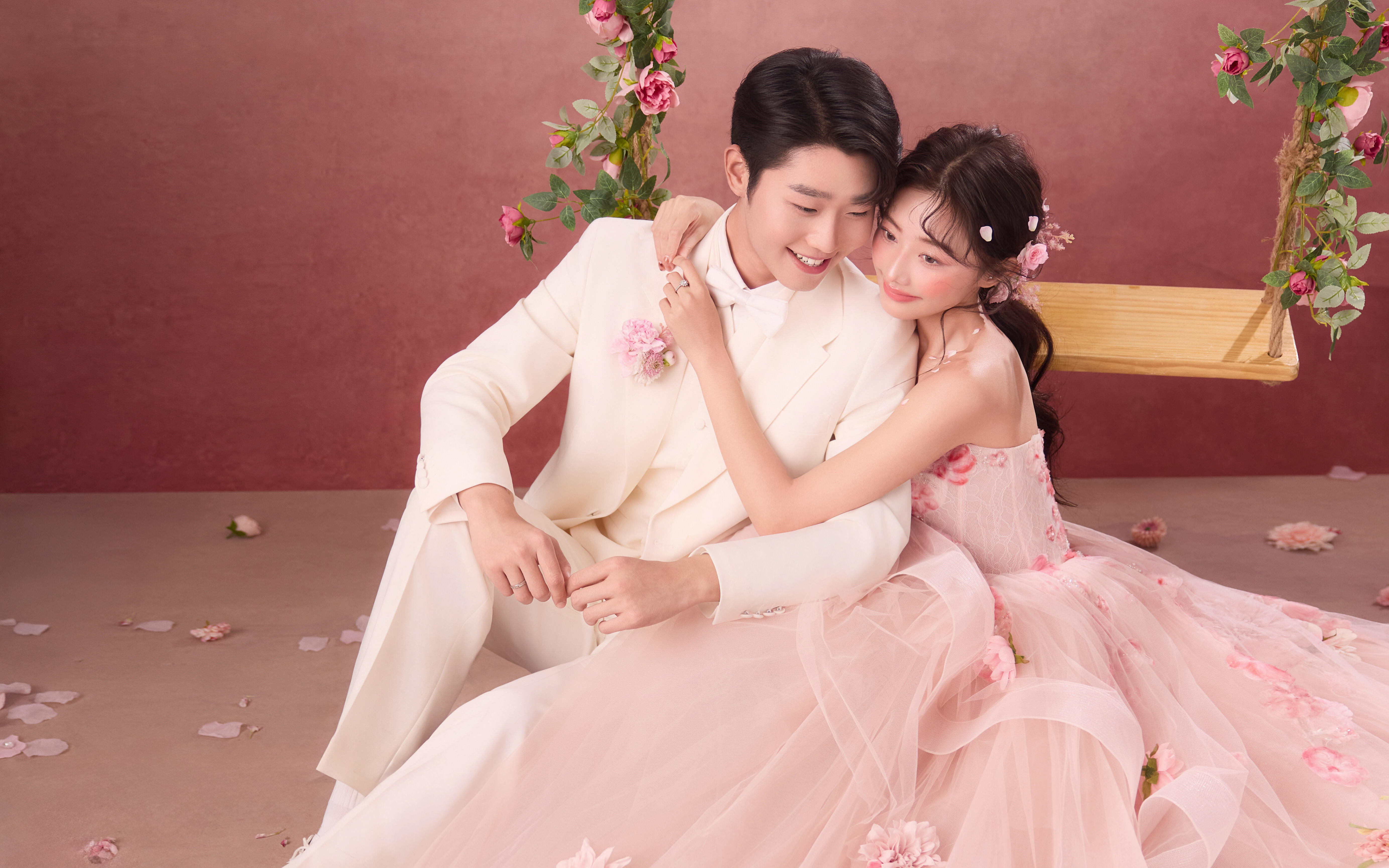 把少女心事揉進(jìn)粉紗油畫里的婚紗照??超甜