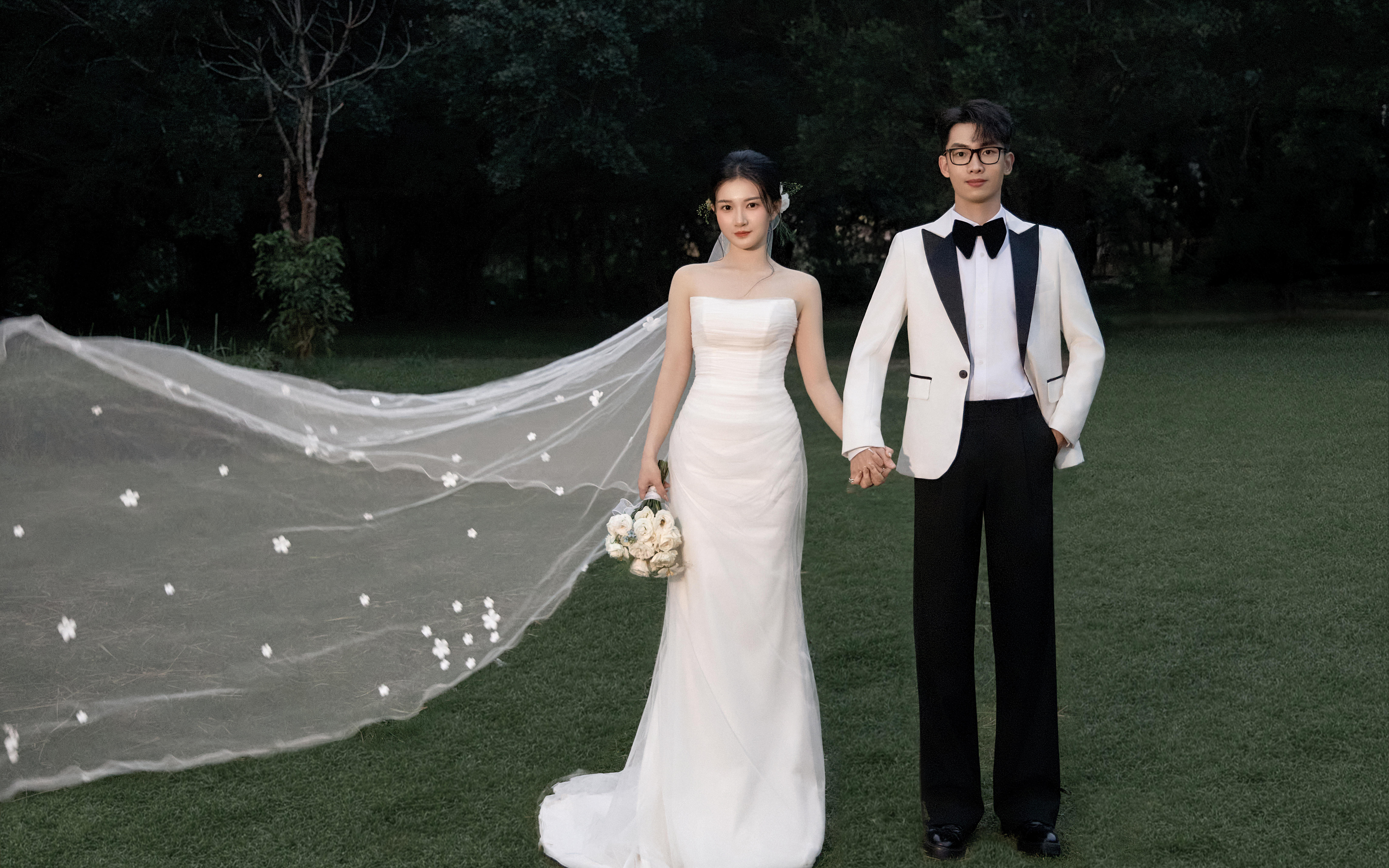 清新草地婚纱照