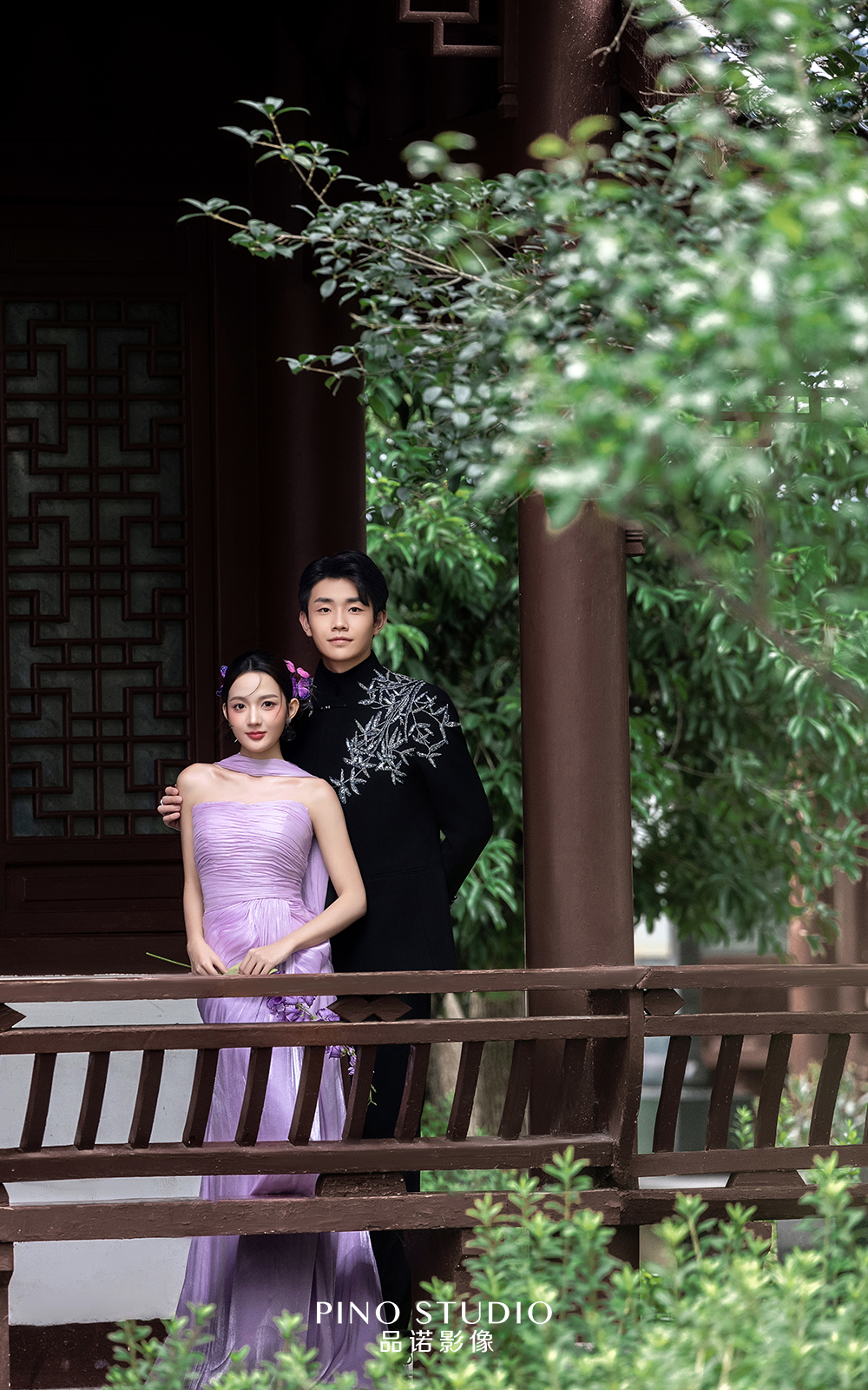 一袭紫裙泛舟雾中，美成古典画中人💜