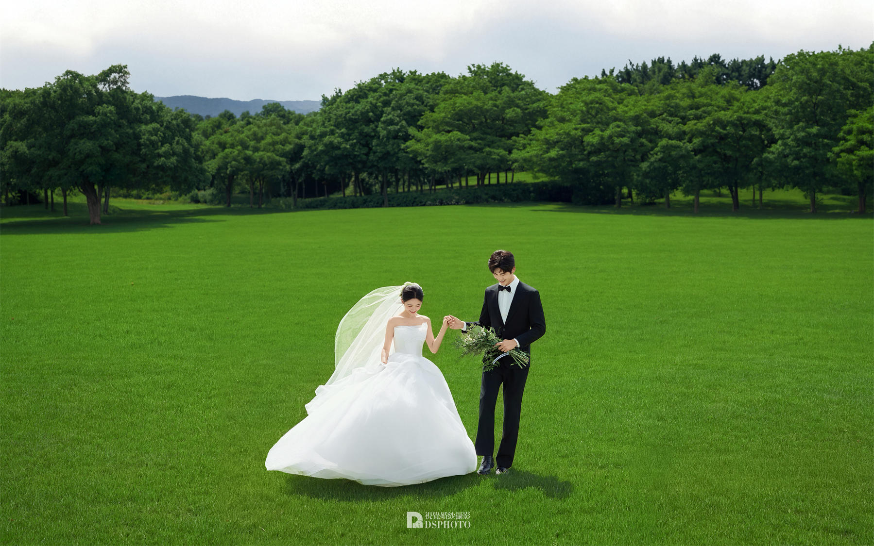 第一眼就彻底沦陷了！！森系草坪婚纱照真的绝了💘