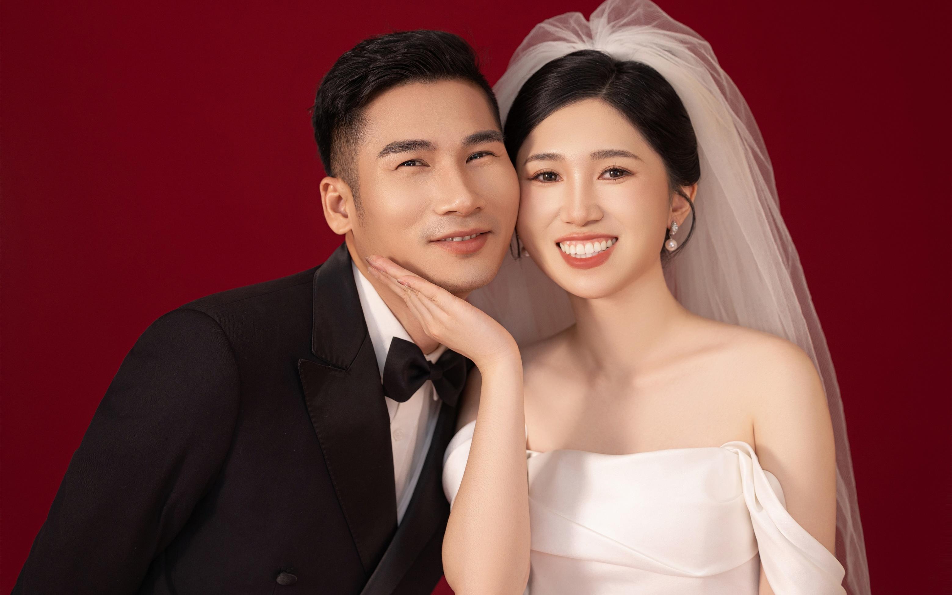 红底复古简约婚纱照