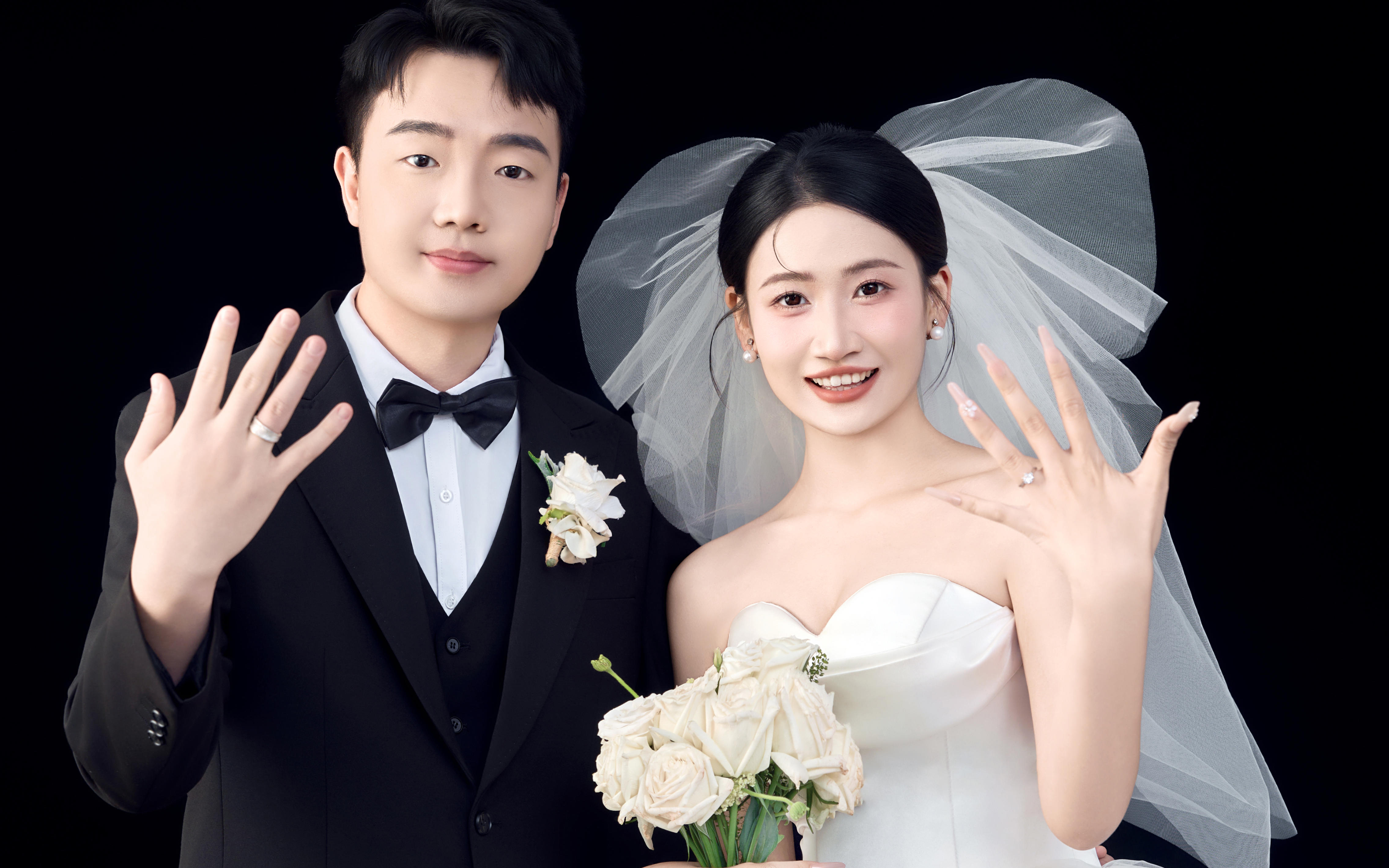 我也不想心動??！可它是黑底膠片婚紗照哎~