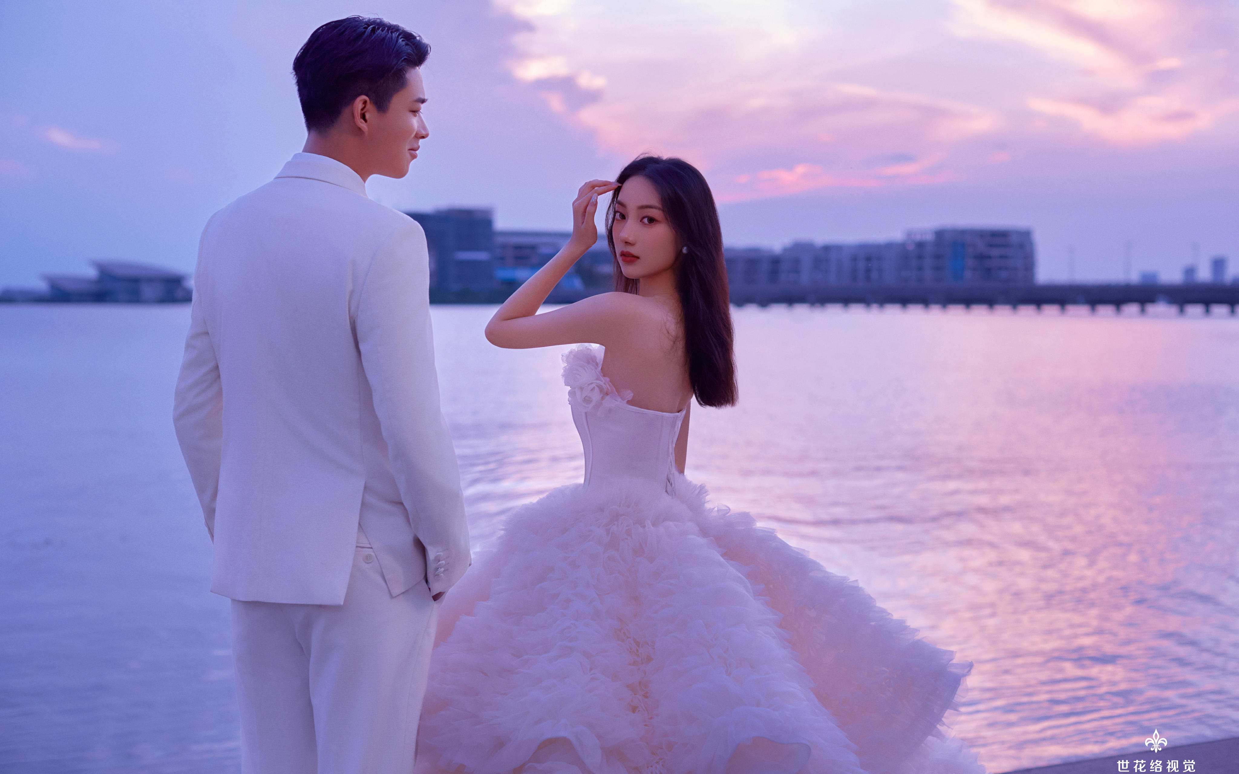 湖边夕阳浪漫婚纱照💗一万次的心动