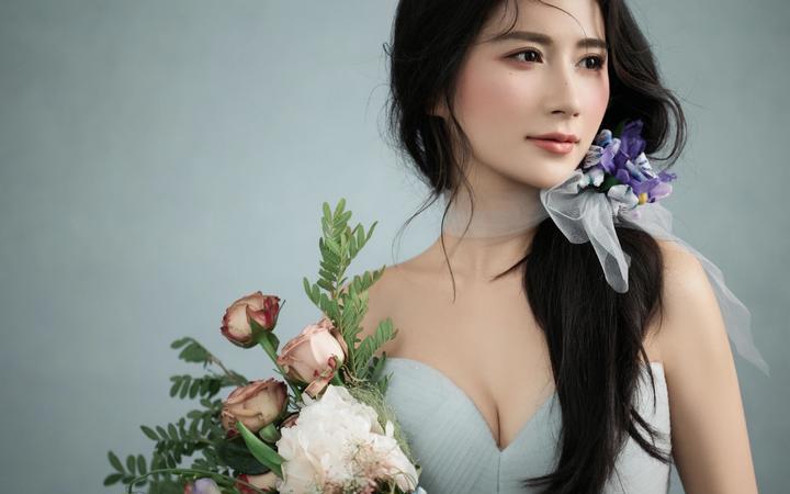 高级又浪漫的室内光影婚纱照