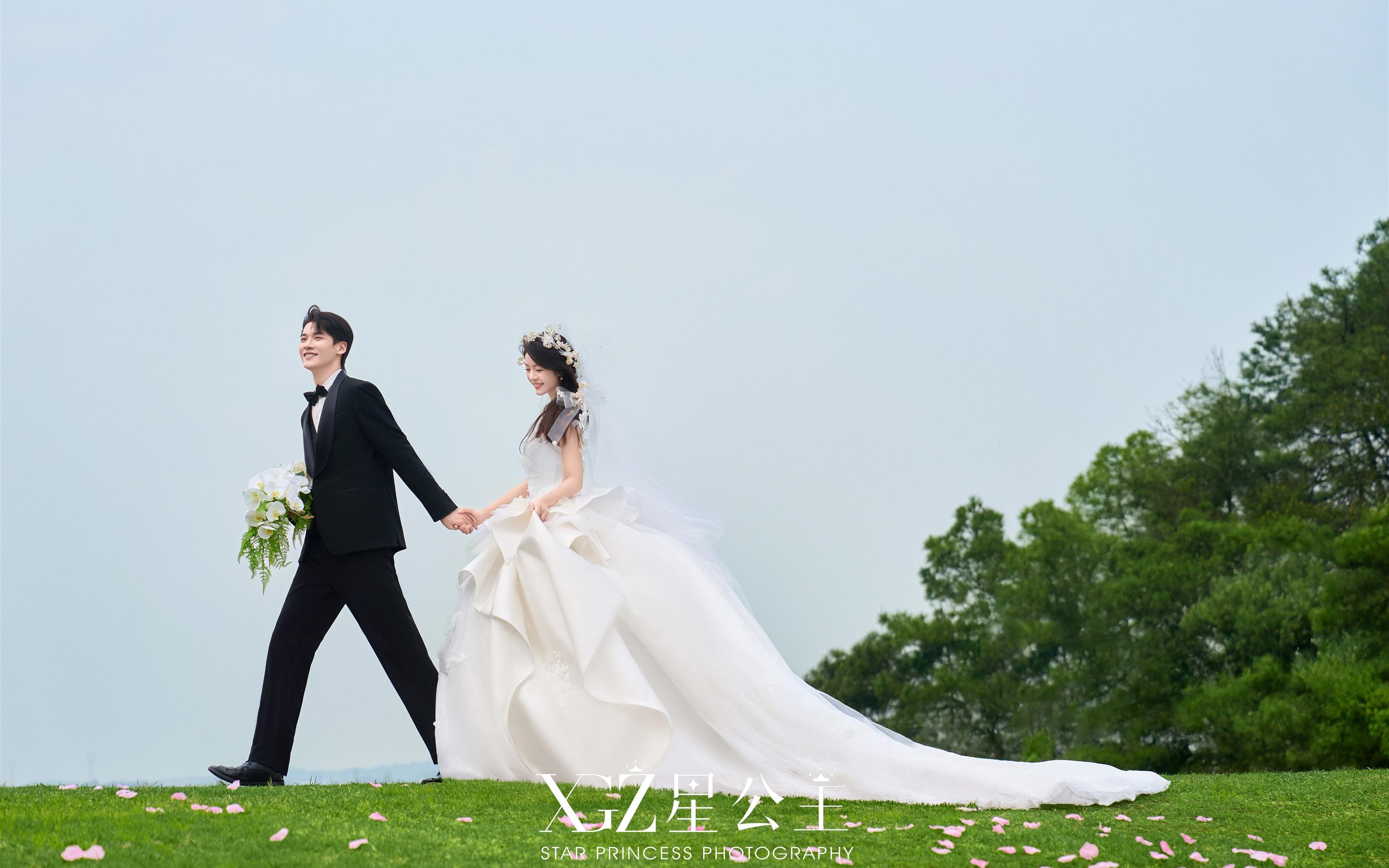 谁拍谁出片❗️春夏必拍的森系草坪婚纱照