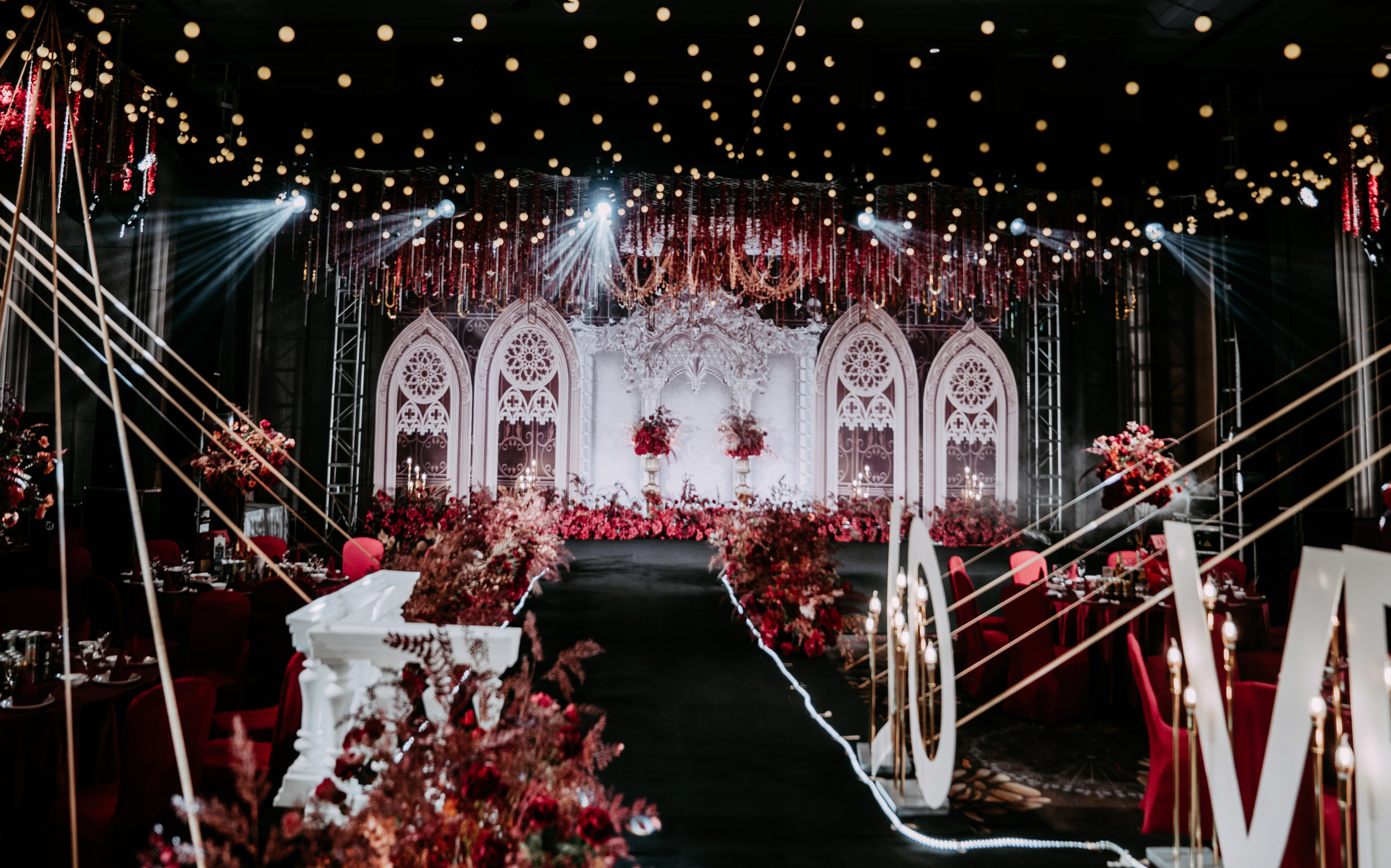红黑金巴洛克婚礼     舞台设计效果满分