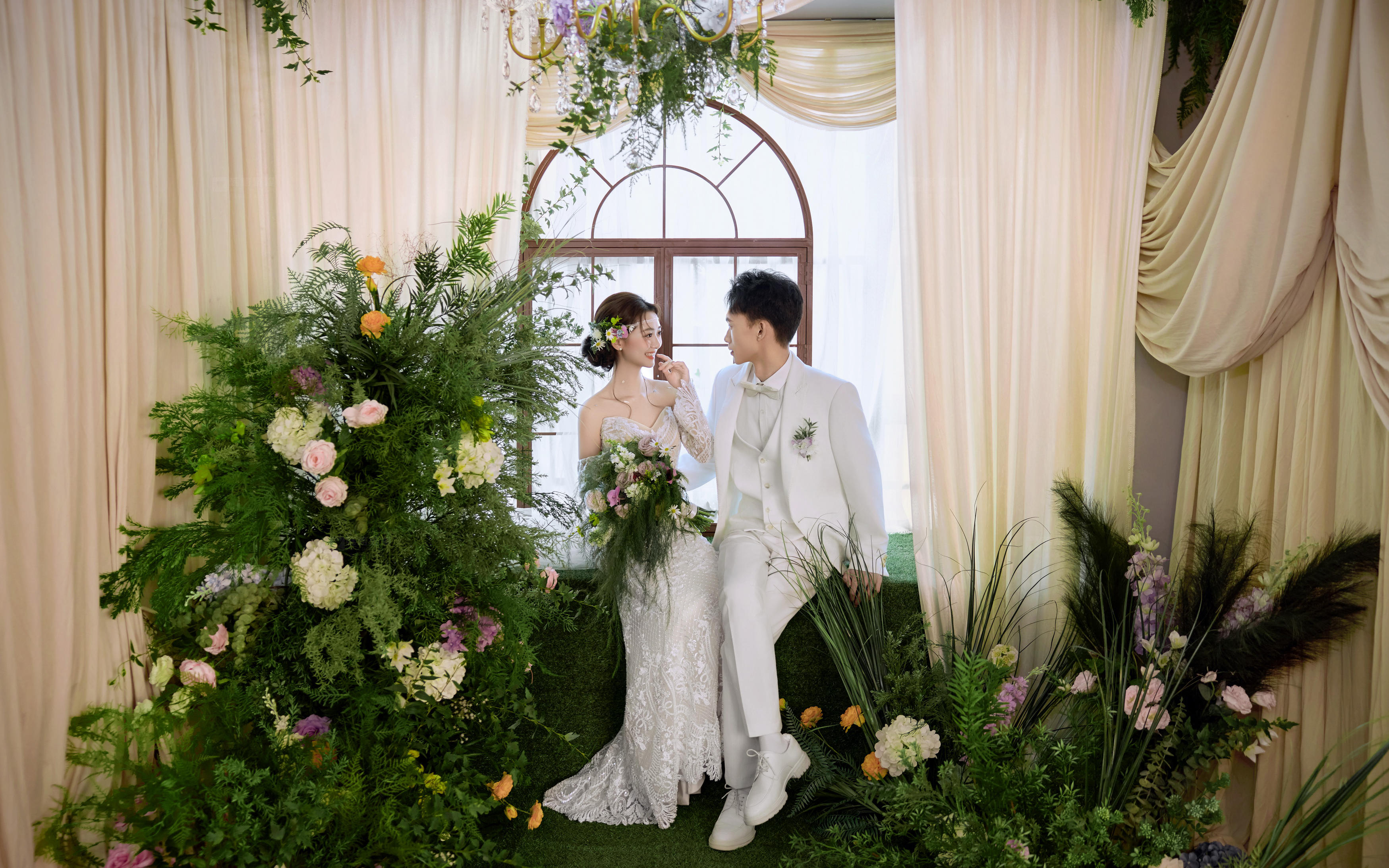 春夏法式花房婚纱照、莫奈花窗、烛台…氛围感拿捏了