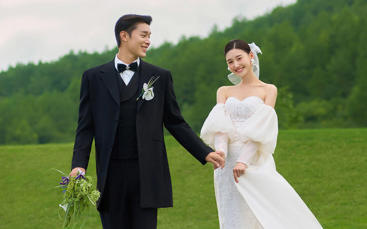 拒絕千篇一律?超出片的水邊草坪婚紗照
