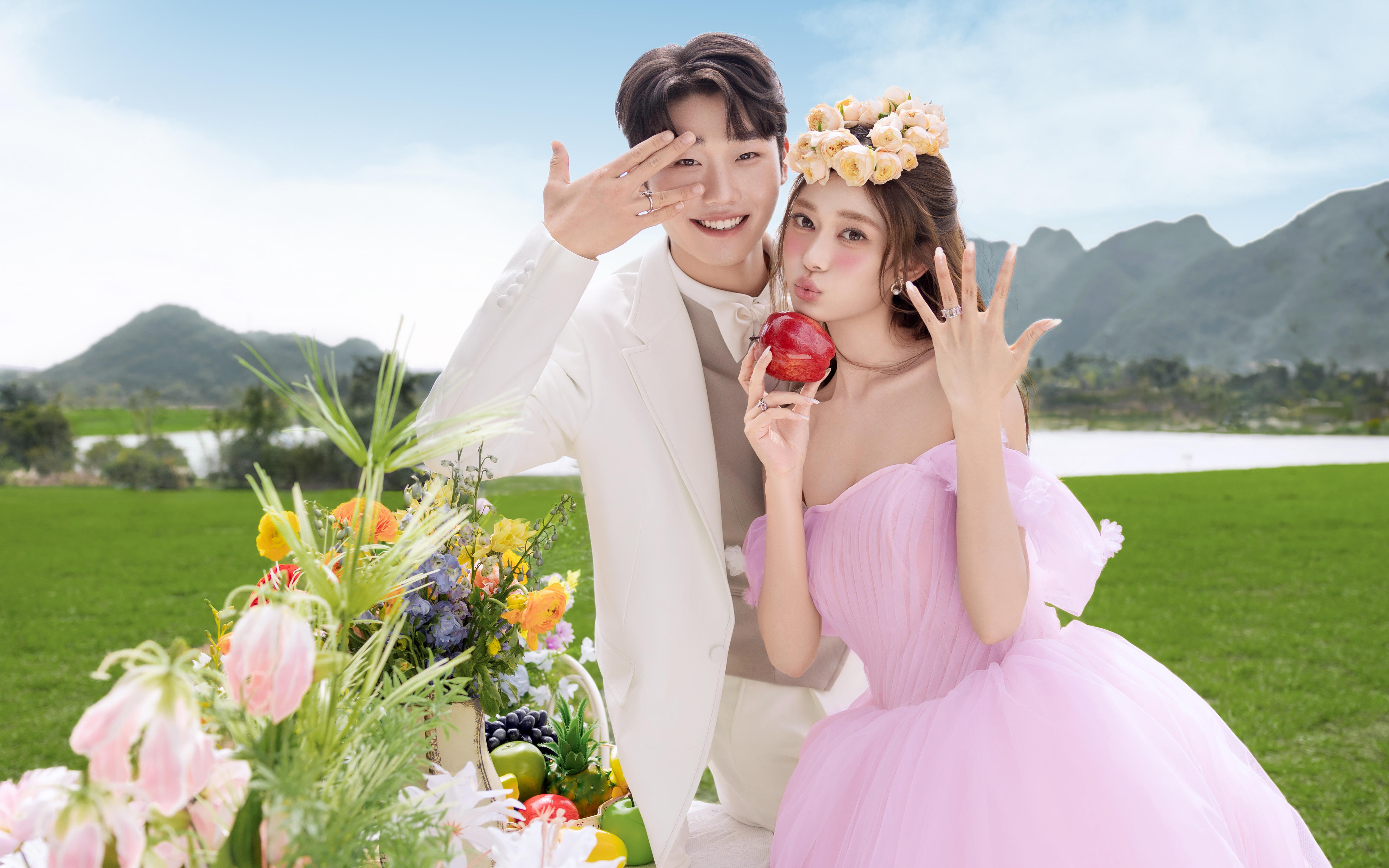 粉色草坪婚纱照，当然要发啦~