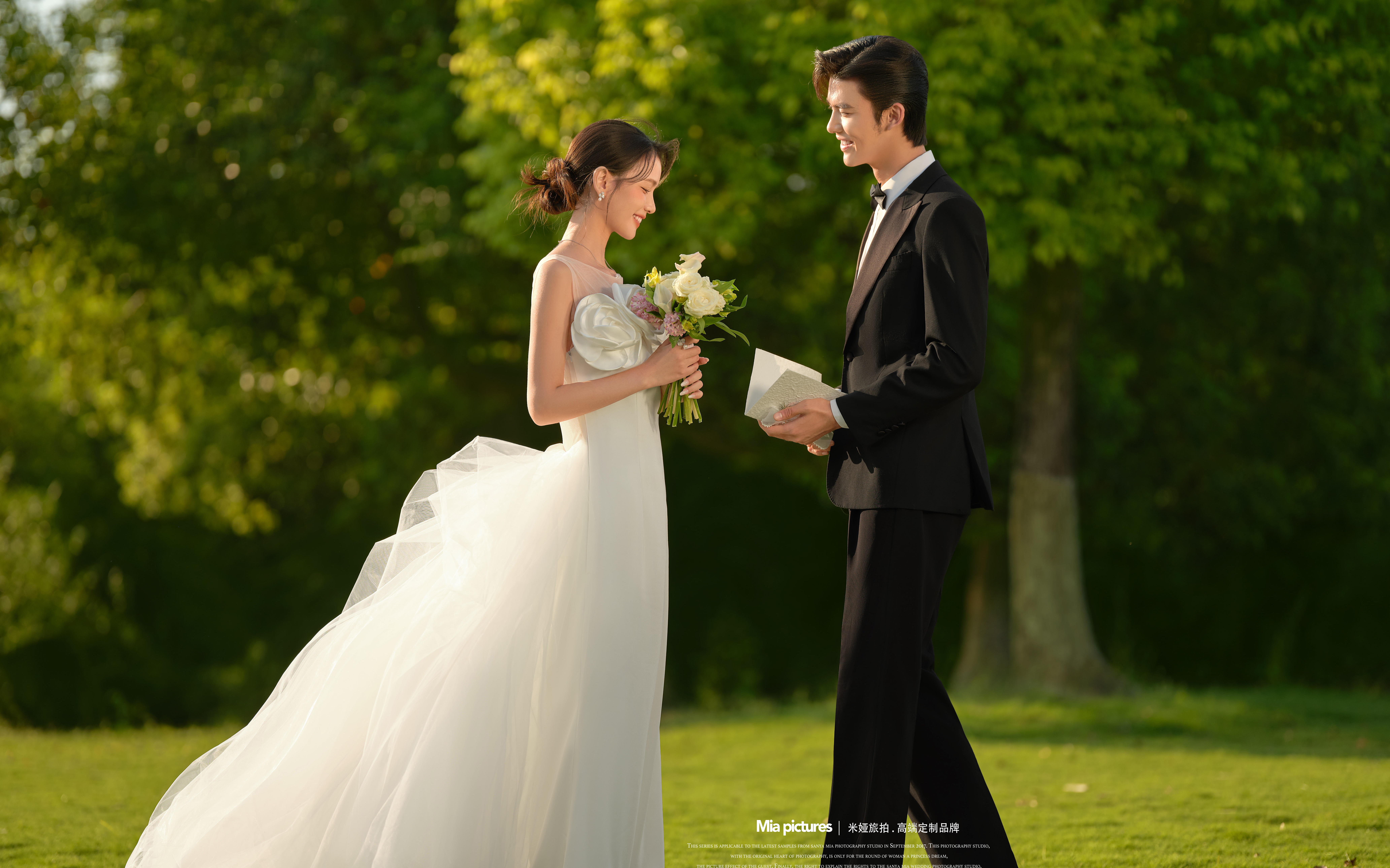 清新治愈感填滿鏡頭??｜森系草坪婚紗照??