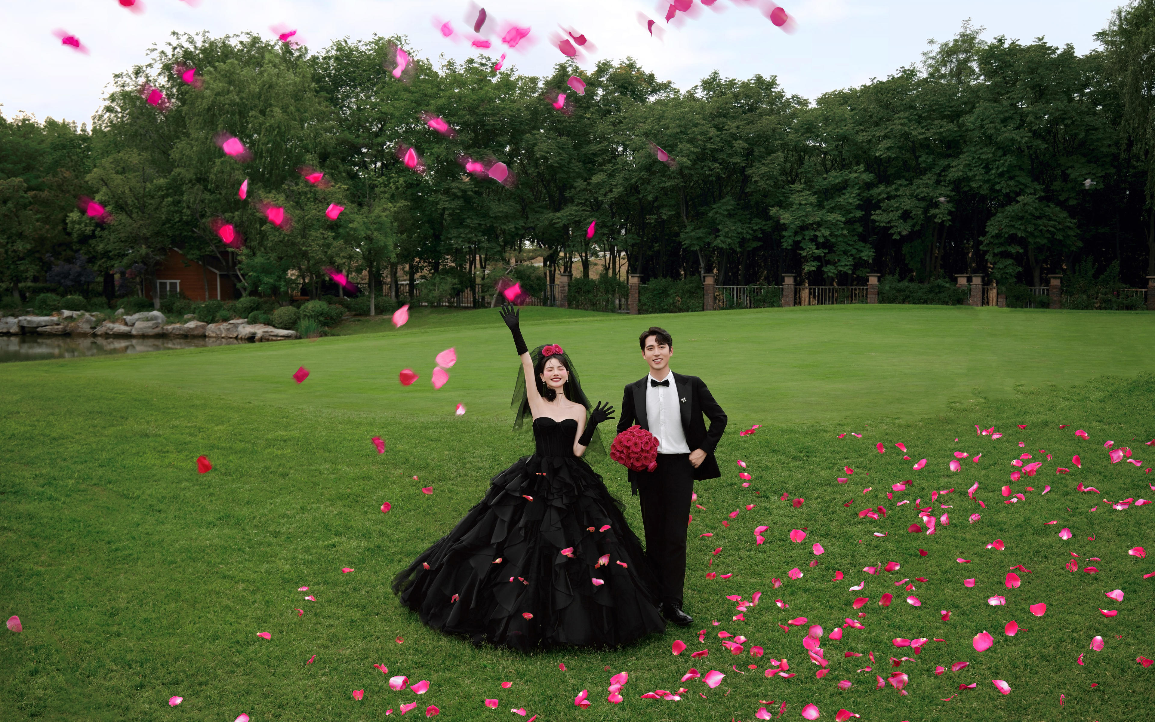 森林玫瑰🌹梦幻黑纱森系草坪婚纱照来啦❗
