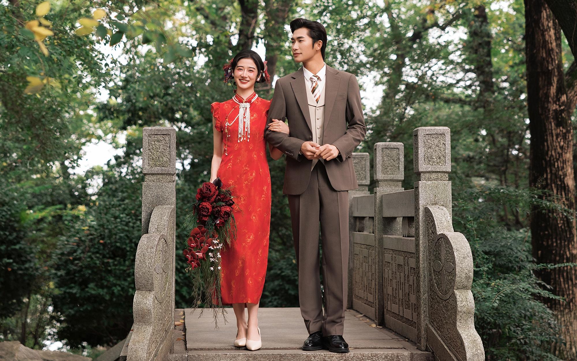 把新中式婚纱照的氛围感拉满！园林+红旗袍太出片了