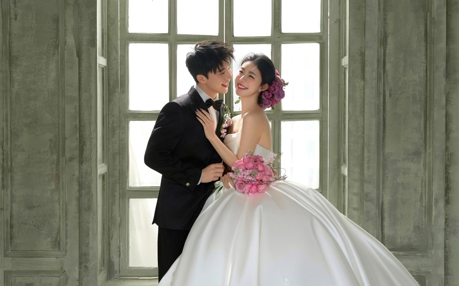 被问爆了！复古缎面主纱婚纱照，温柔到骨子里✨