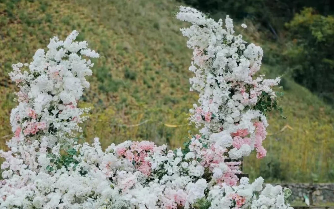 白粉色户外婚礼