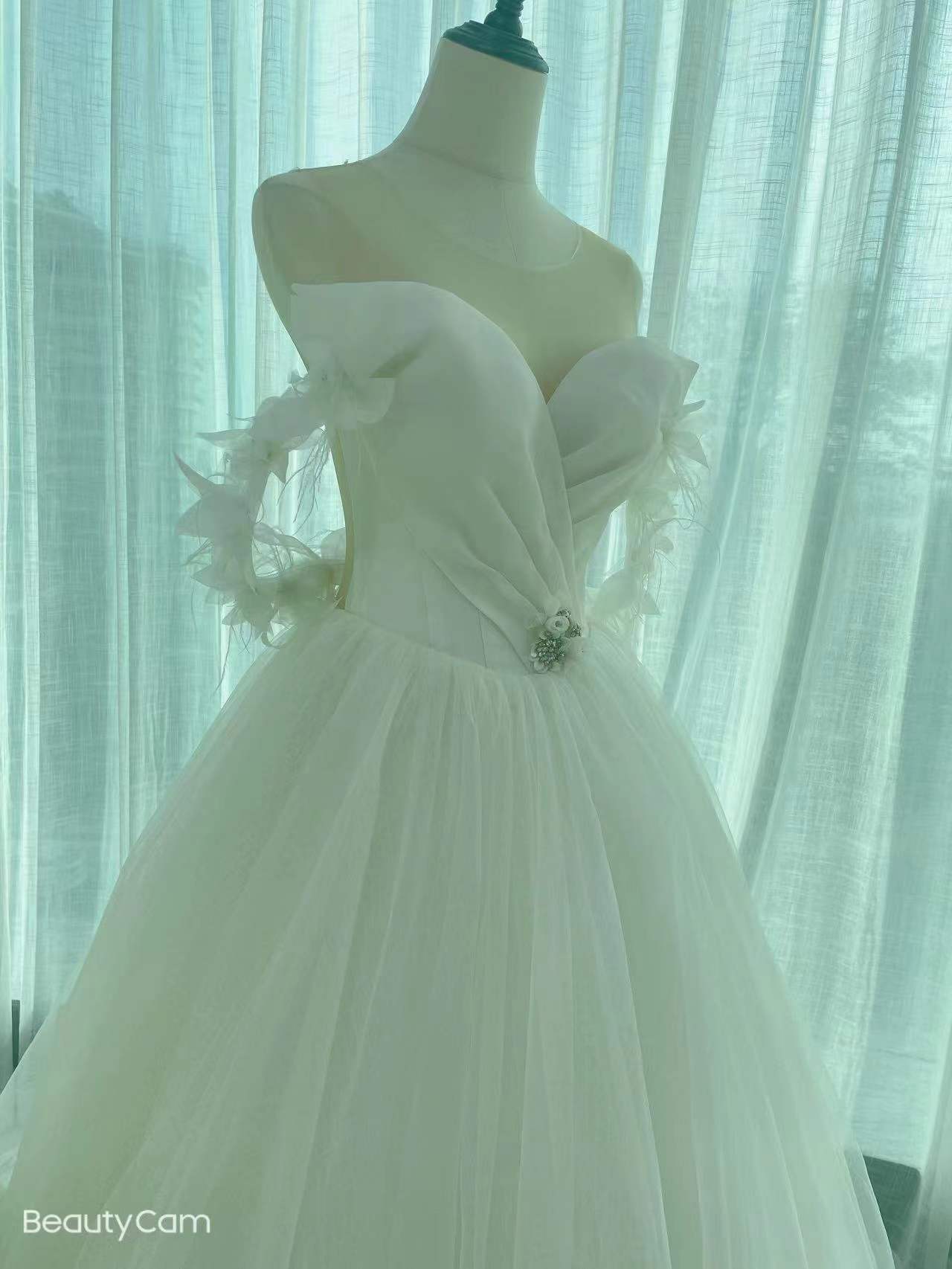 【精品婚纱】一字吊带长拖尾婚纱礼服租赁