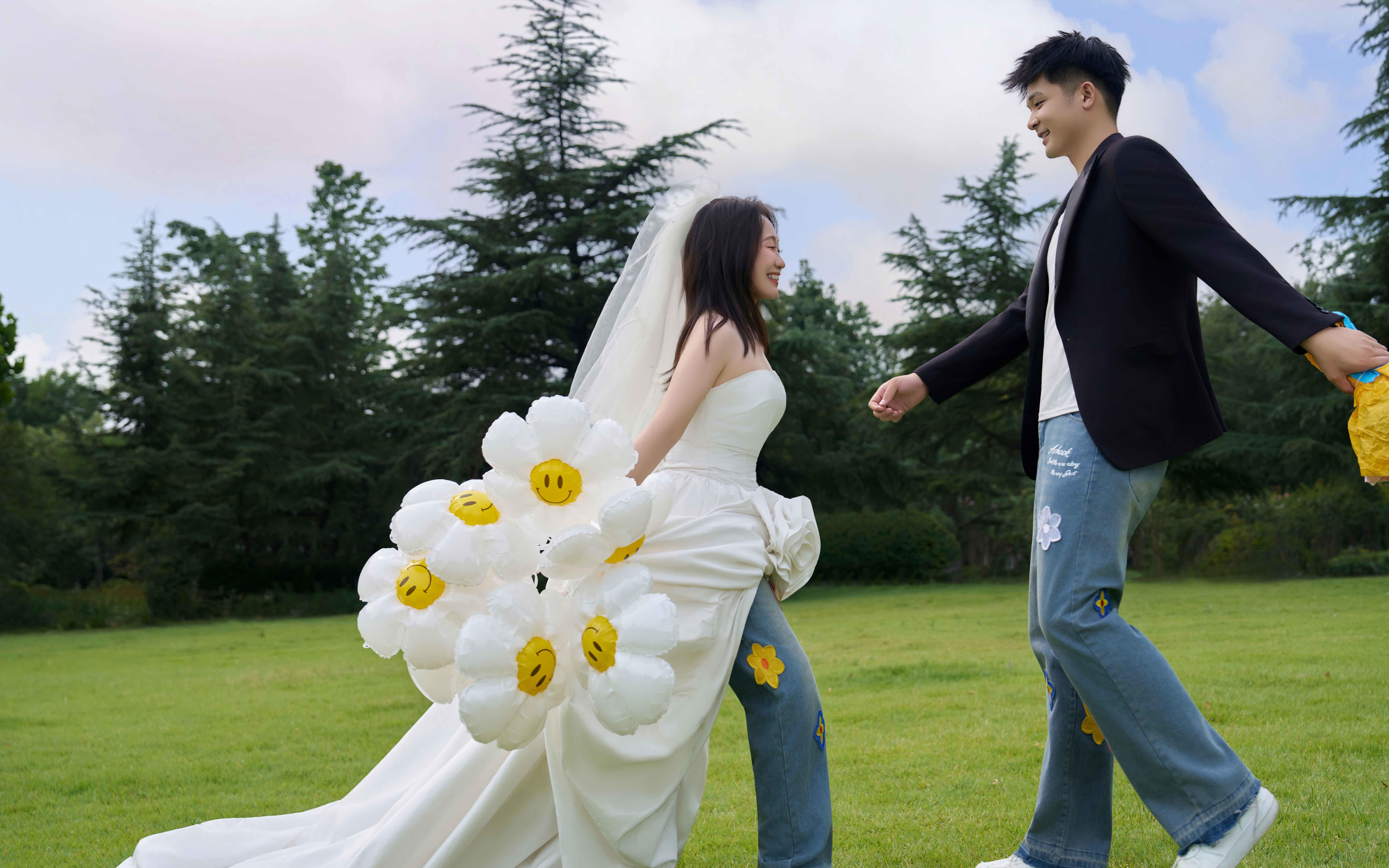 被风吻过的草坪婚纱照🌿✨自由到心尖啦❗