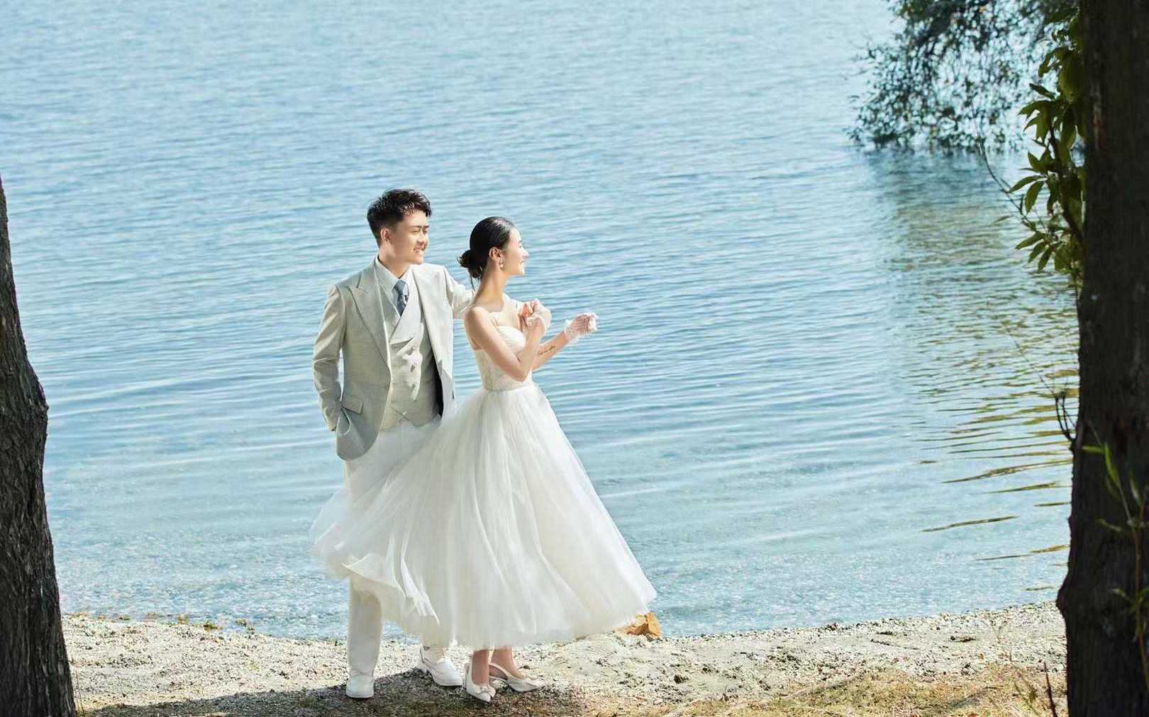 湖畔清新风婚纱照：水边树荫下的温柔治愈感