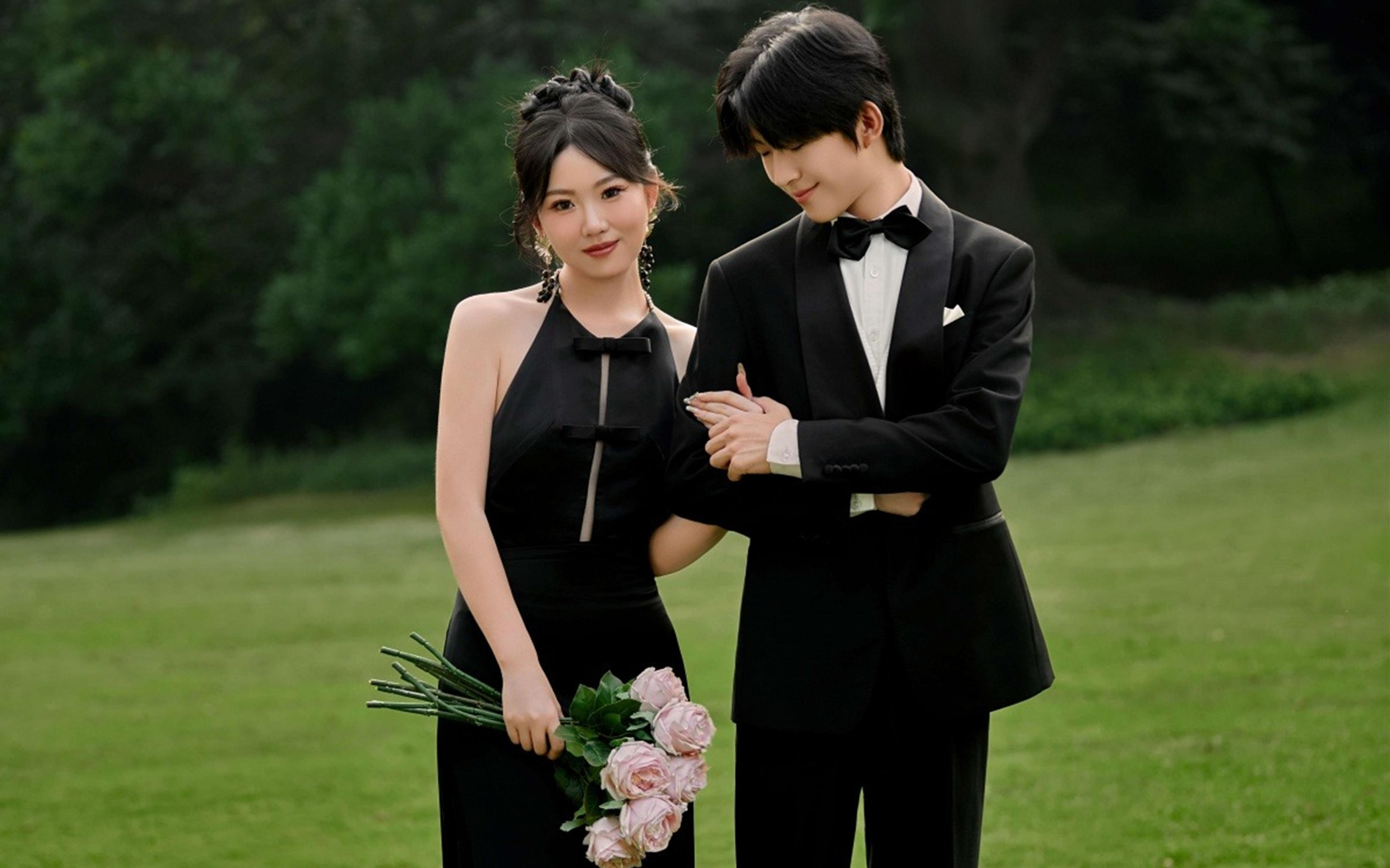 【人氣推薦】草坪黑裙婚照 解鎖非凡的時(shí)尚體驗(yàn)