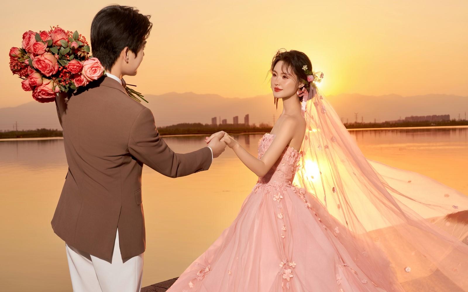 夕陽(yáng)下的婚紗照才是打開(kāi)浪漫的正確方式?