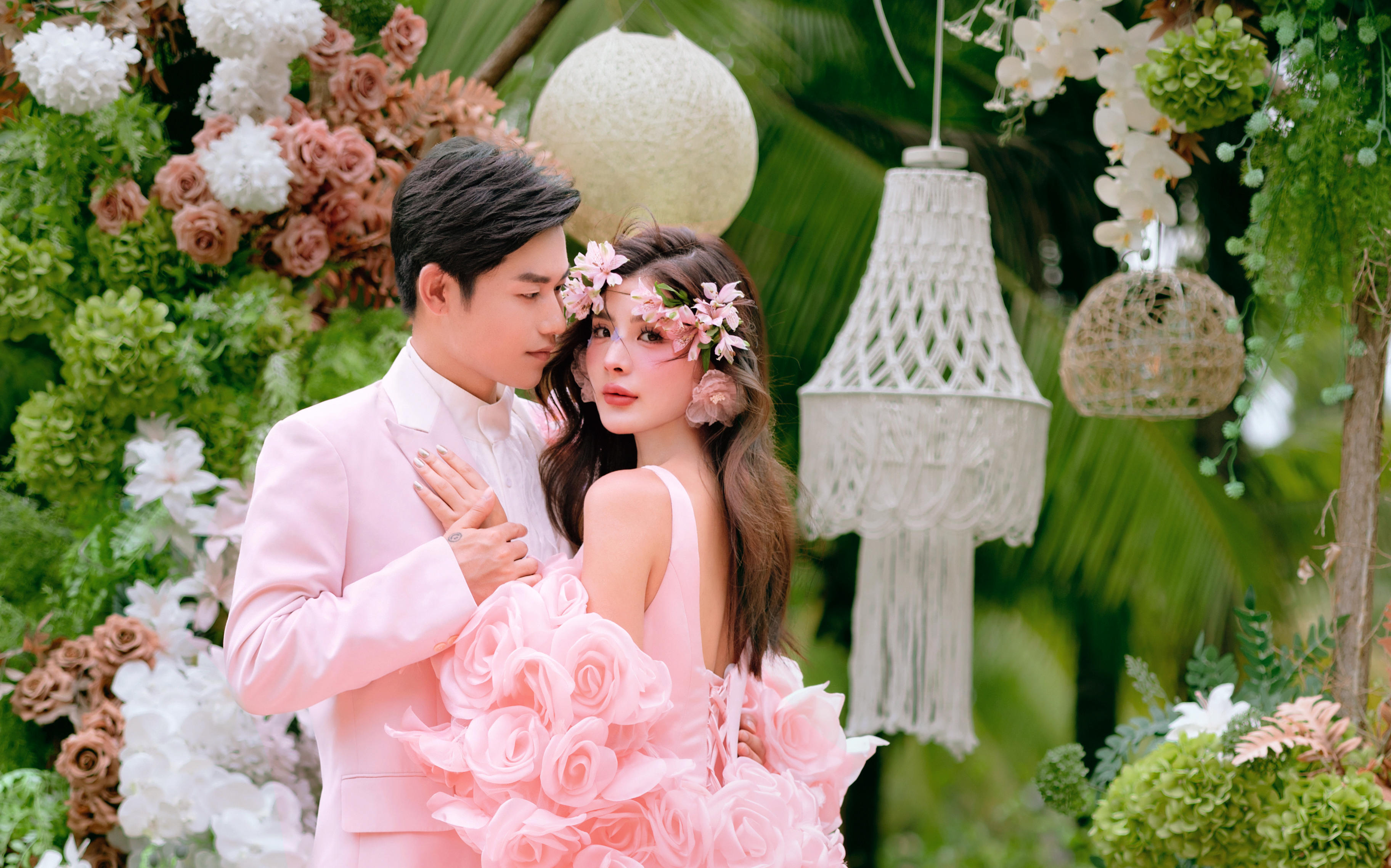 「三亚限定｜把海岛的浪漫，裹进满是鲜花的婚纱里」