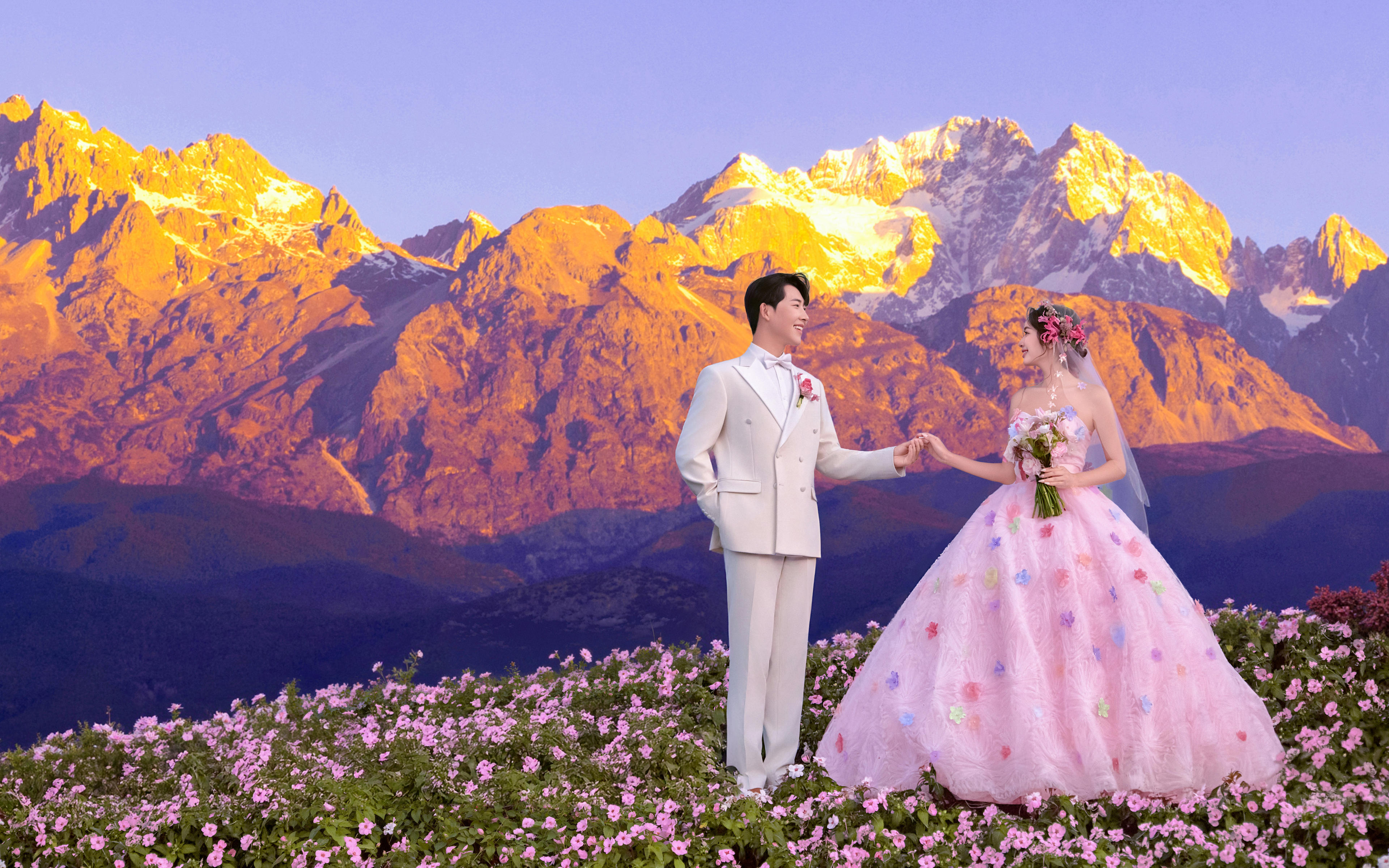 拒绝千篇一律！丽江金山花海婚照美到出圈