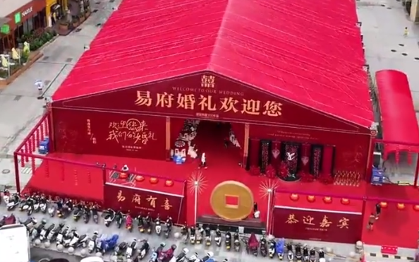 棚房水晶红布S型吊顶婚礼