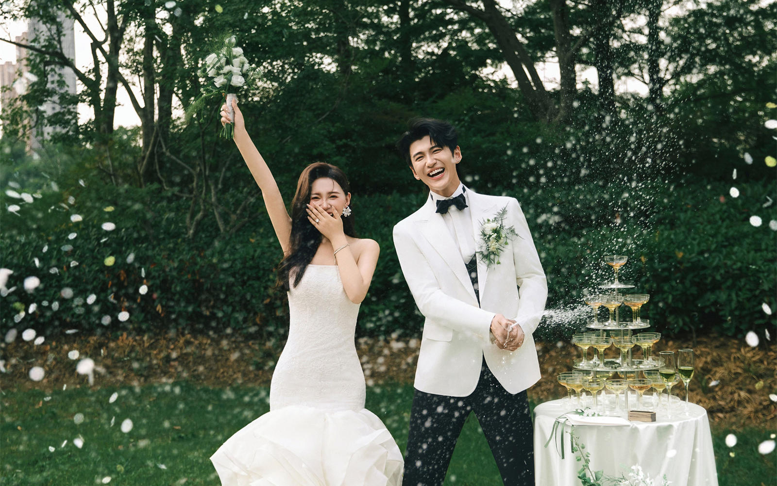 仿佛走进韩剧婚礼现场！松弛感拉满的草坪森系婚纱照