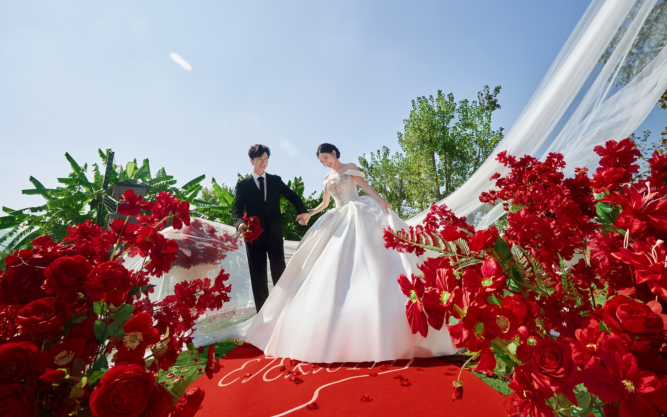 超有仪式感氛围的户外红玫瑰婚纱照