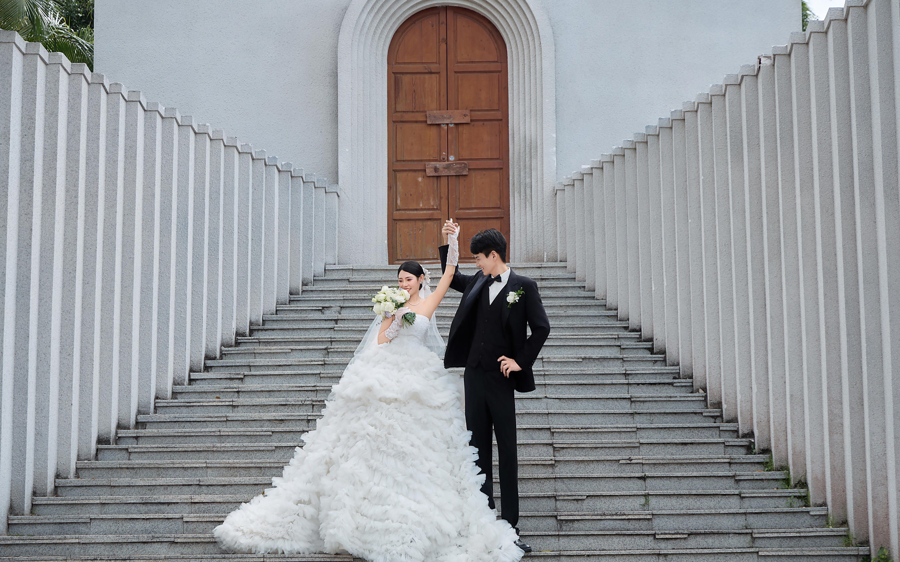 🐚 海螺偷偷告诉教堂：婚纱照甜超标啦！