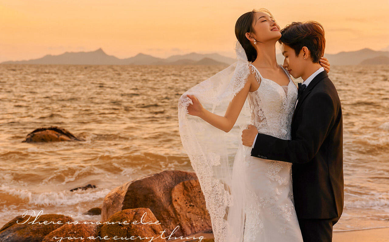 谁懂‼️江边黄昏婚纱照，每一帧都是电影感