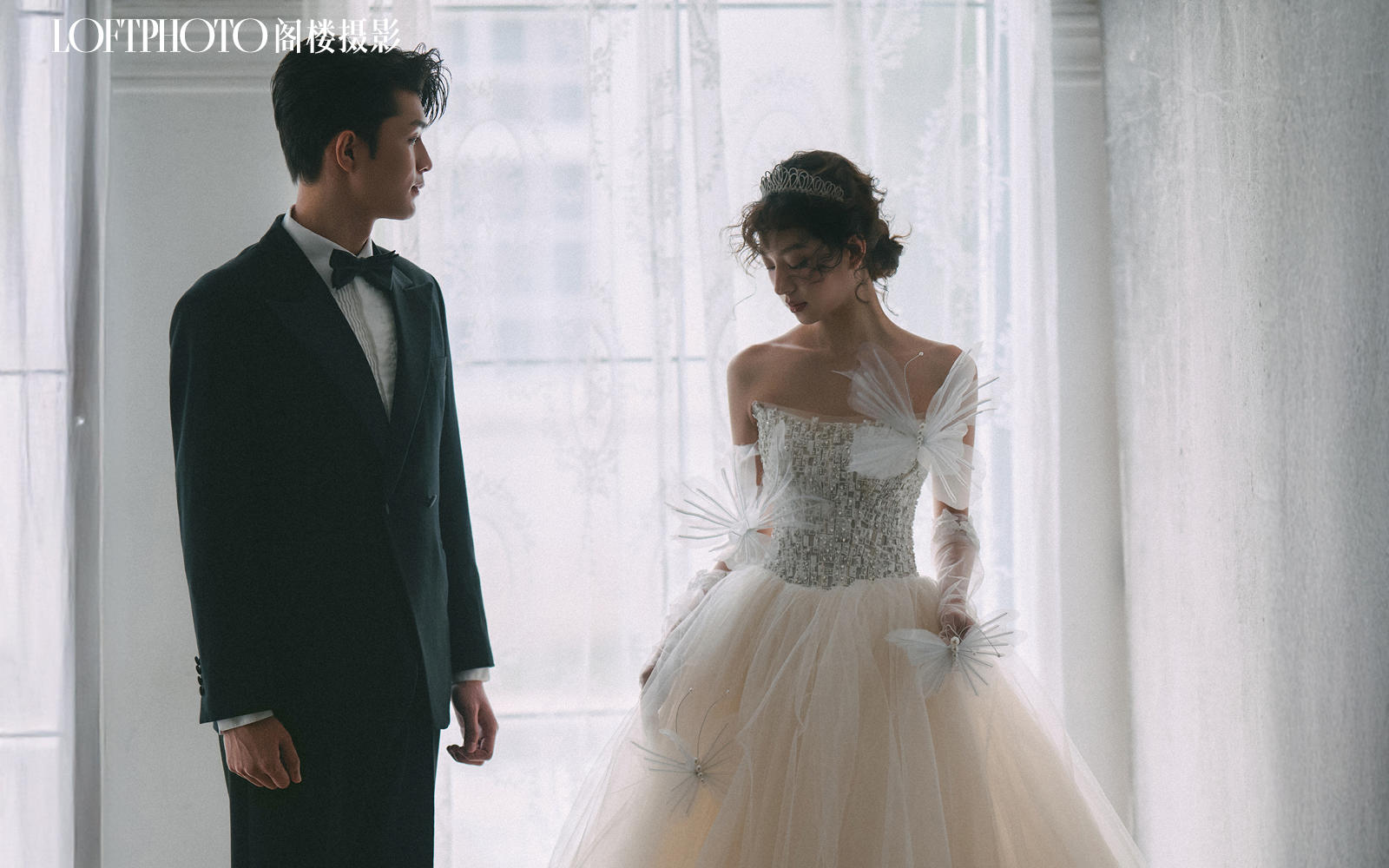 蝴蝶輕紗入夢(mèng)，宮廷風(fēng)婚照定格浪漫儀式感