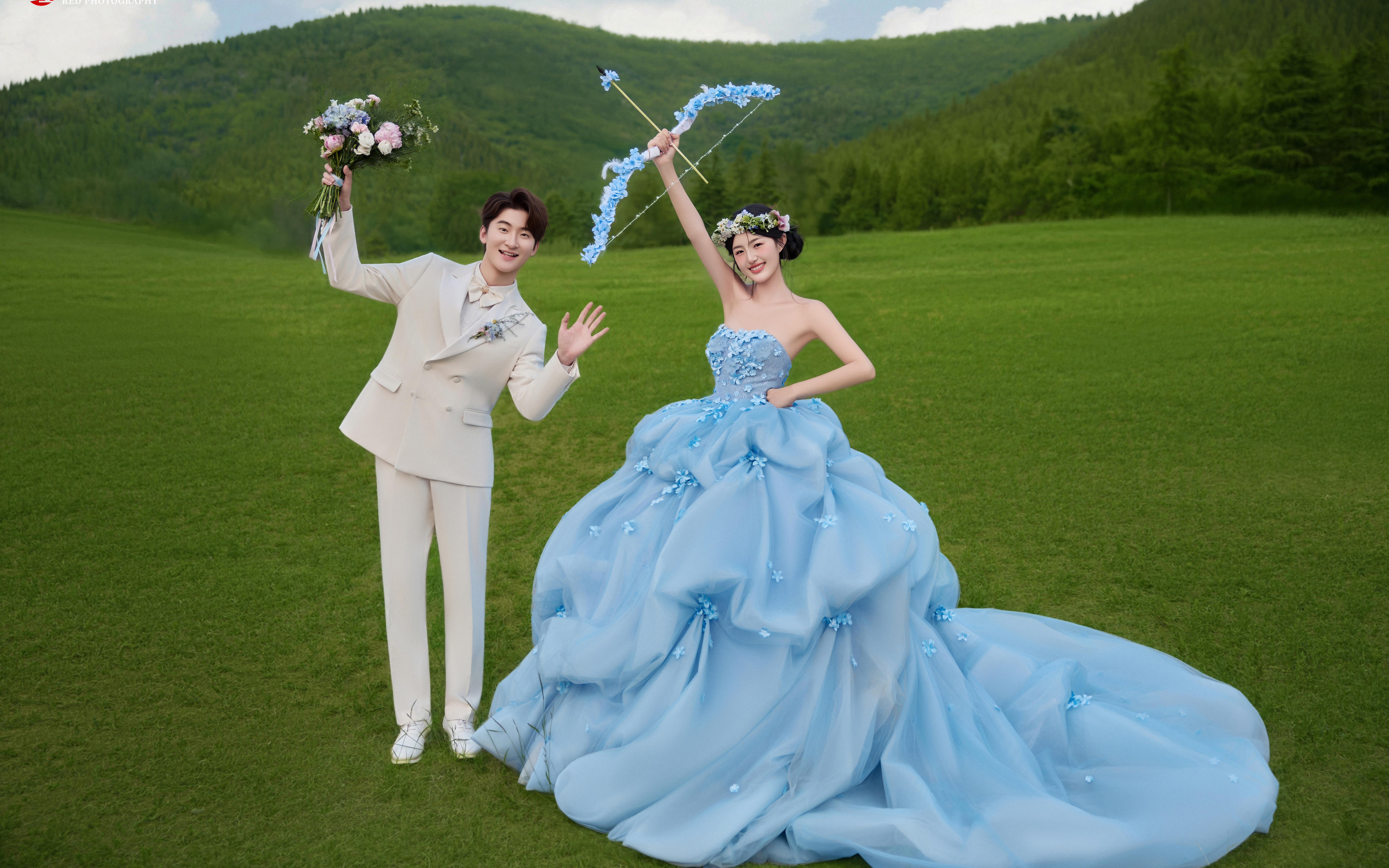 向你发送丘比特之箭 疯狂心动草坪婚纱照