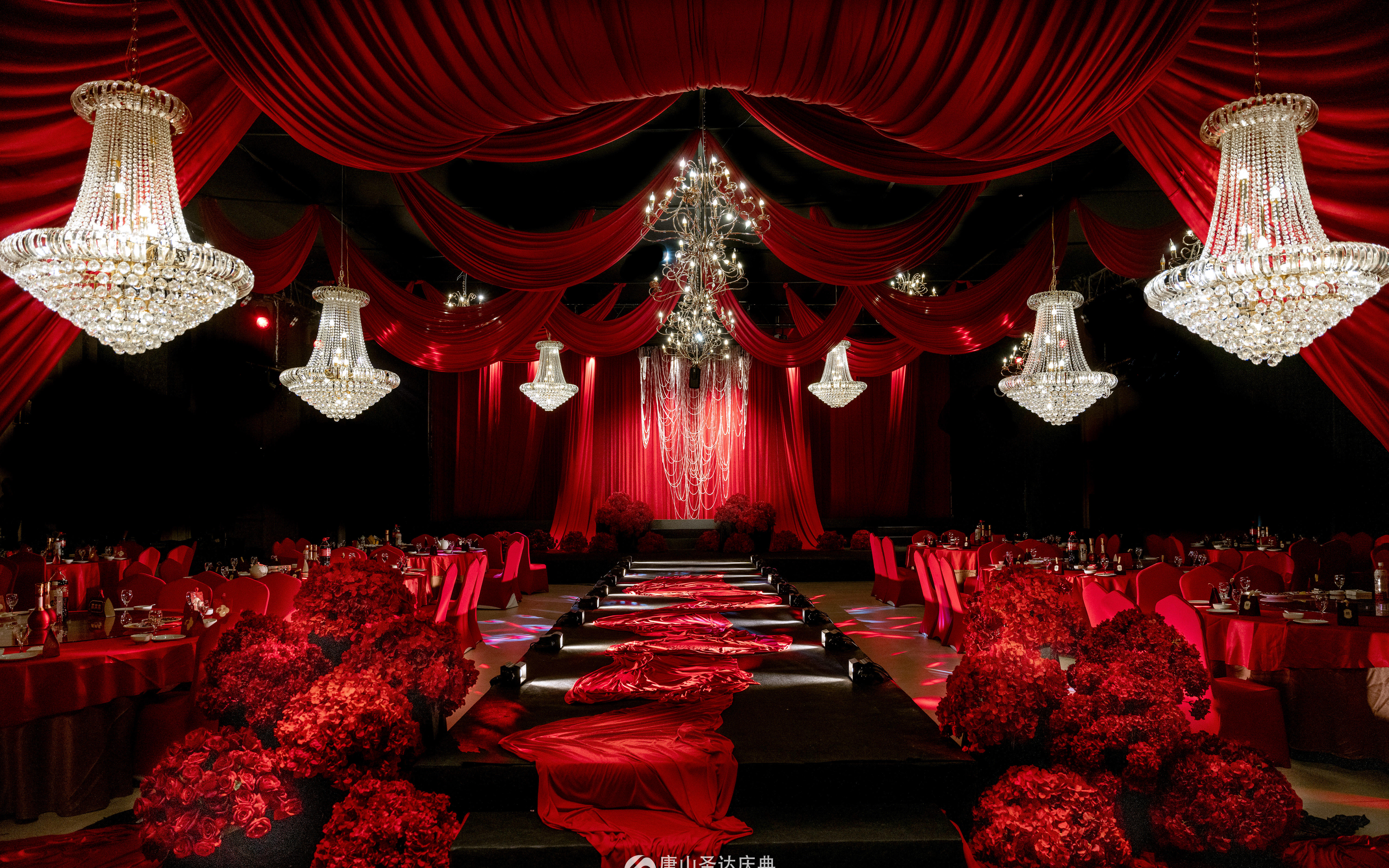 红色秀场布幔婚礼