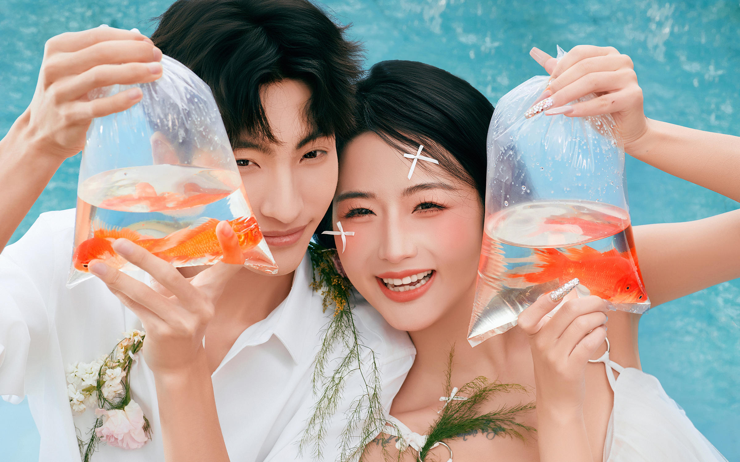 夏日泳池边的胶片清新感婚纱照清凉又可爱