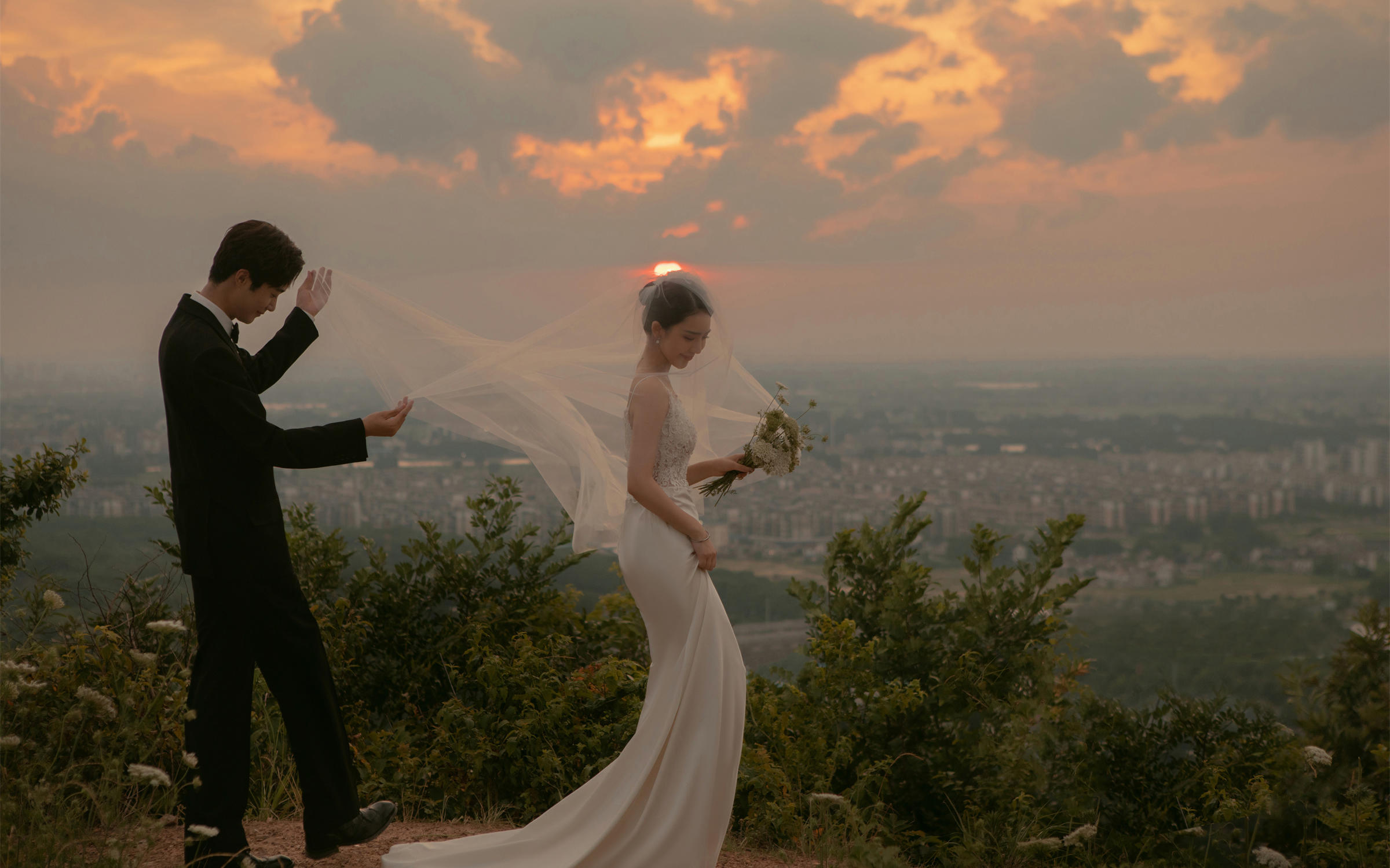 當(dāng)愛(ài)意落入溫柔暮色”?山野電影感婚紗