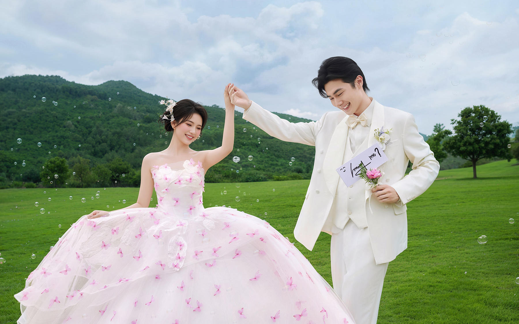 彩纱草坪婚纱照～清甜欢喜漾在画面里