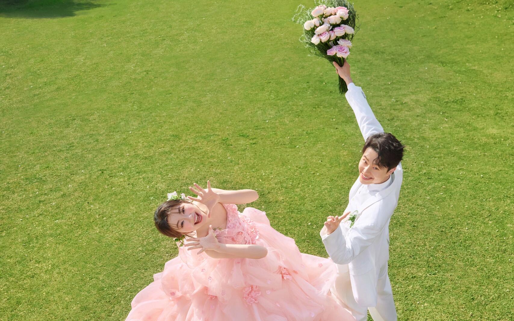 【婆婆攔著拍的粉色婚紗照】