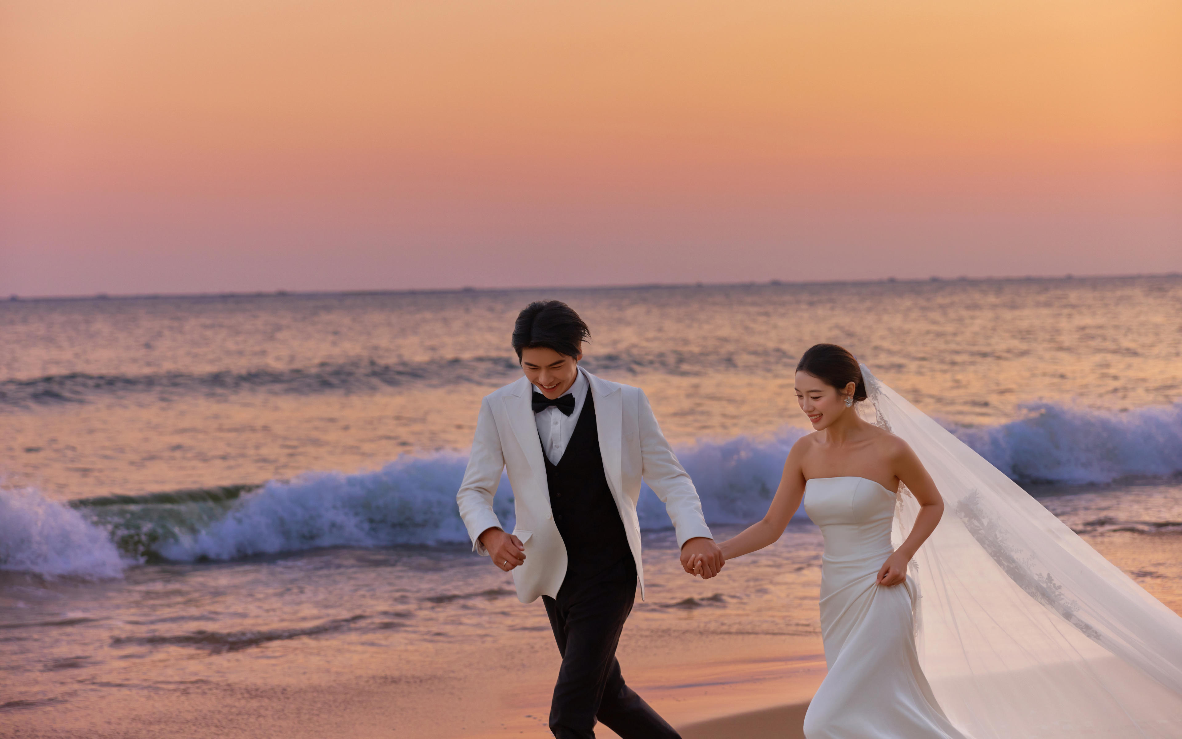 海風(fēng)為媒，繁花鋪徑，在這片海邊草坪，愛意掙脫想象