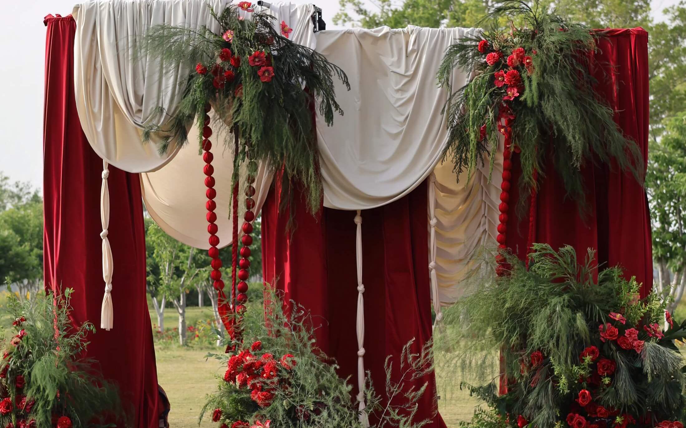 红白圣诞风户外草坪婚礼