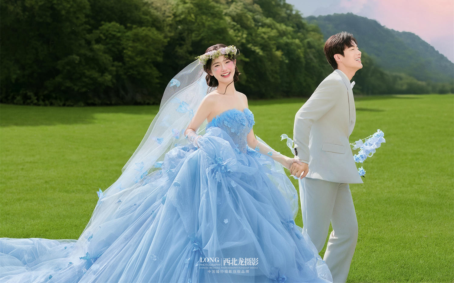 谁能拒绝✨蓝色蝴蝶草坪婚纱照美到失语