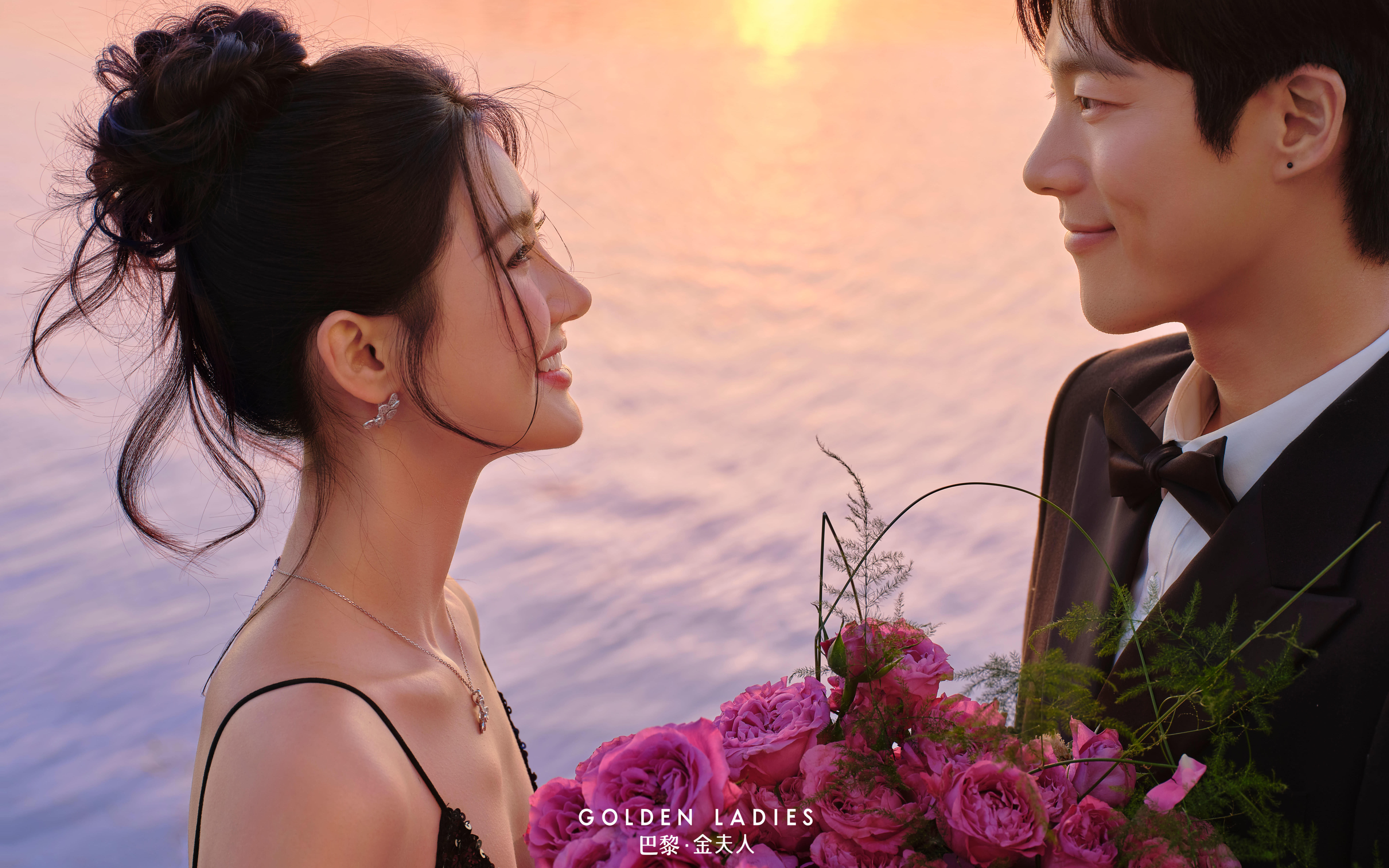 氛围感的神❗小黑裙夕阳婚纱照简直美爆了