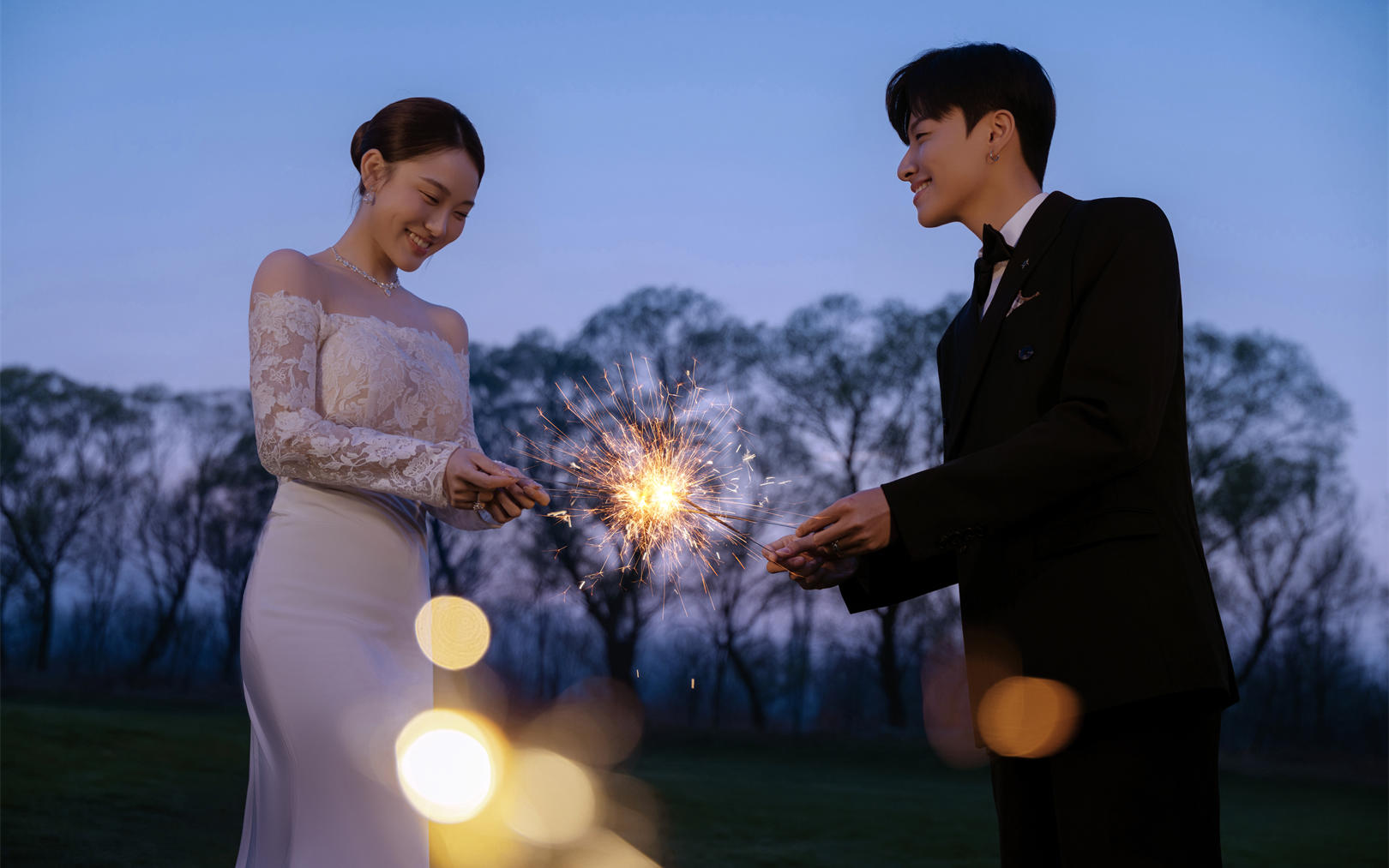 氛围感山景草坪婚纱照