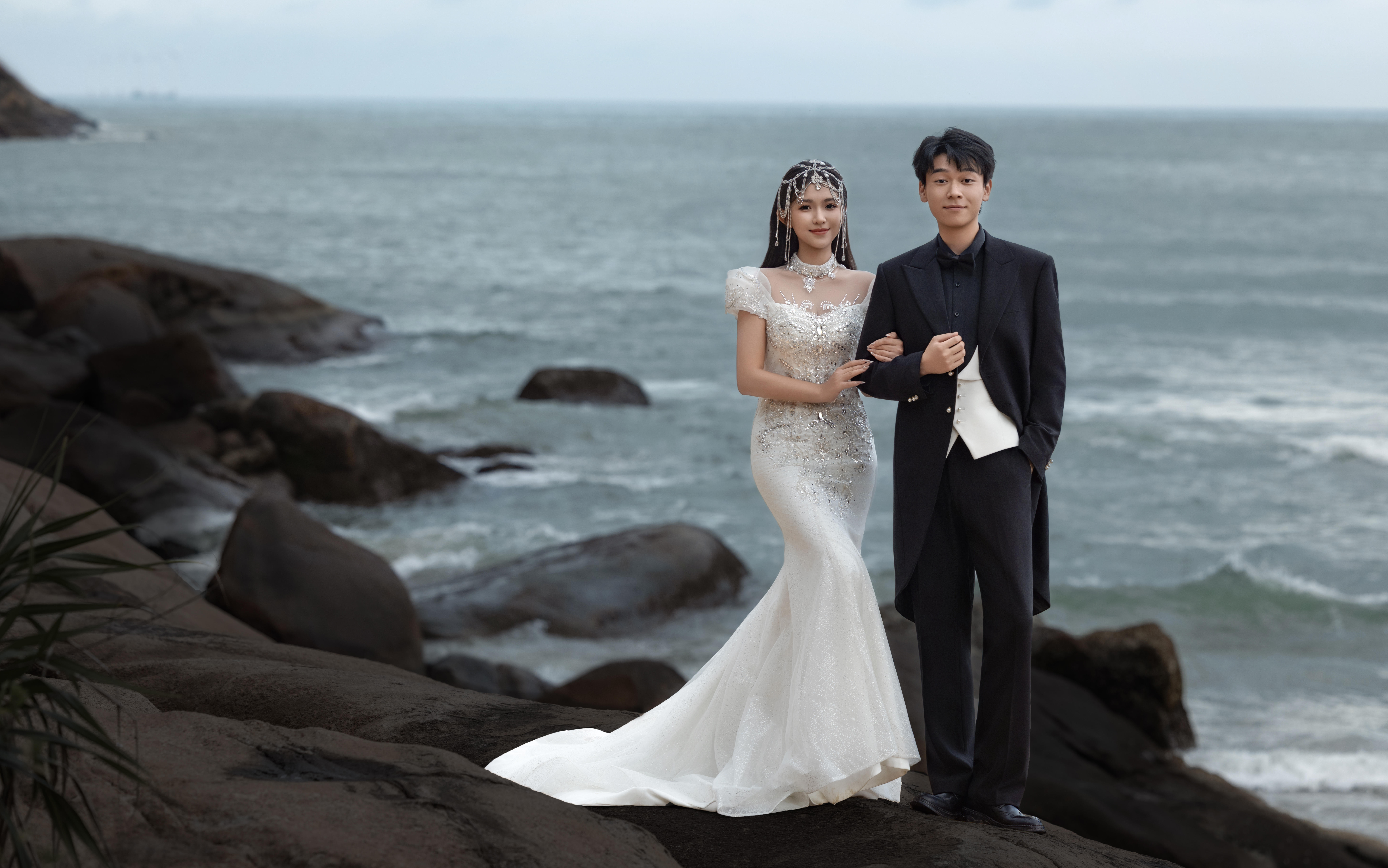 文艺范的海边礁石婚纱照 用情绪代替构图的氛围感