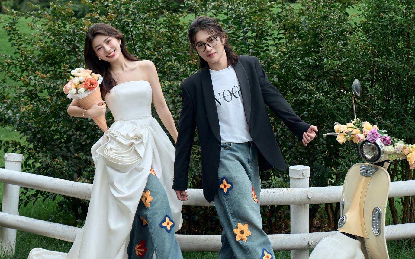 婚纱配牛仔裤，妈见打的婚纱照超爱~