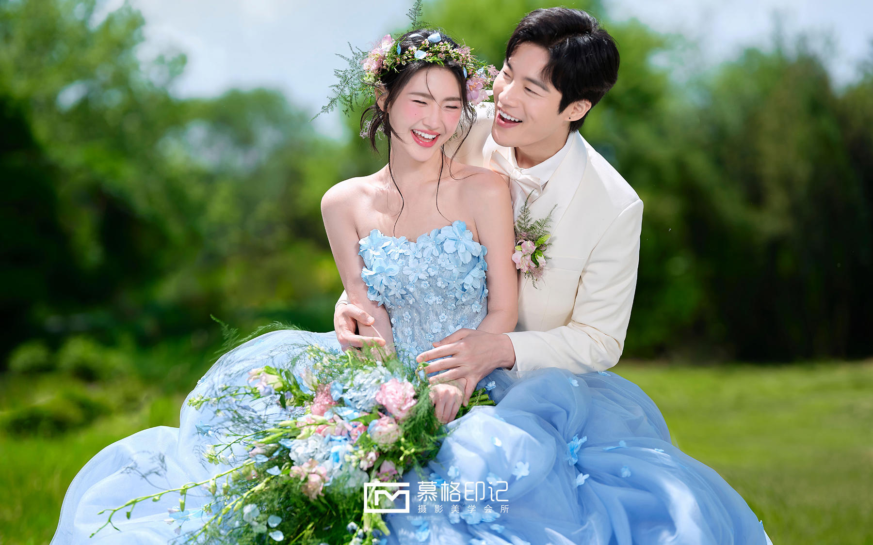 自带高光的草坪彩纱婚纱照