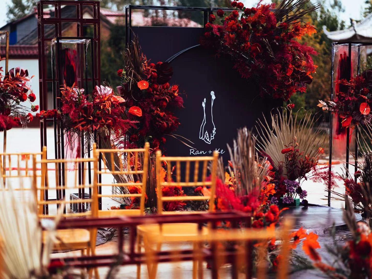 红黑色  户外老家庭园婚礼