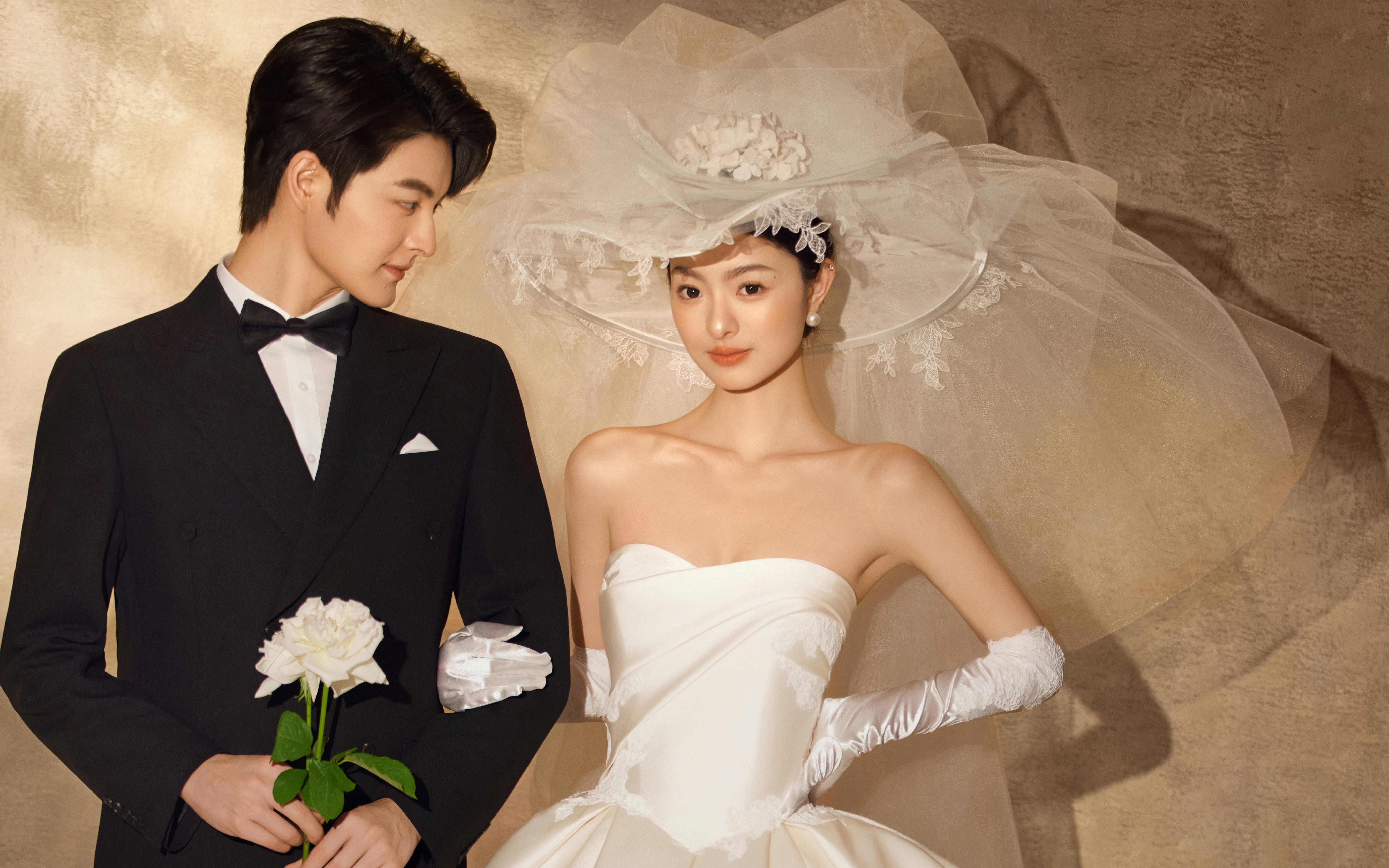 真的很難不愛呀??這組極簡婚紗照太甜了吧