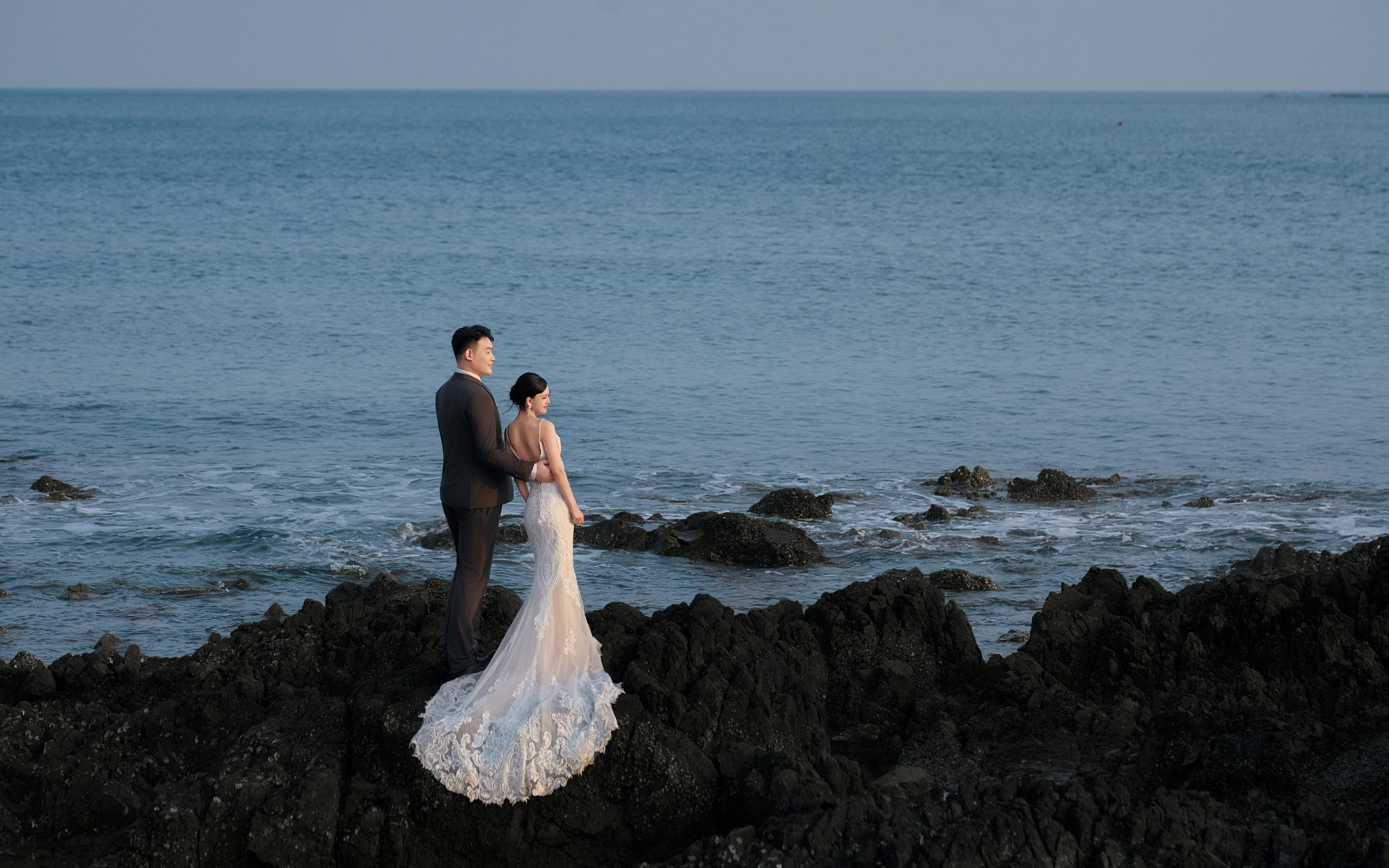 沈文静夫妇/海边礁石